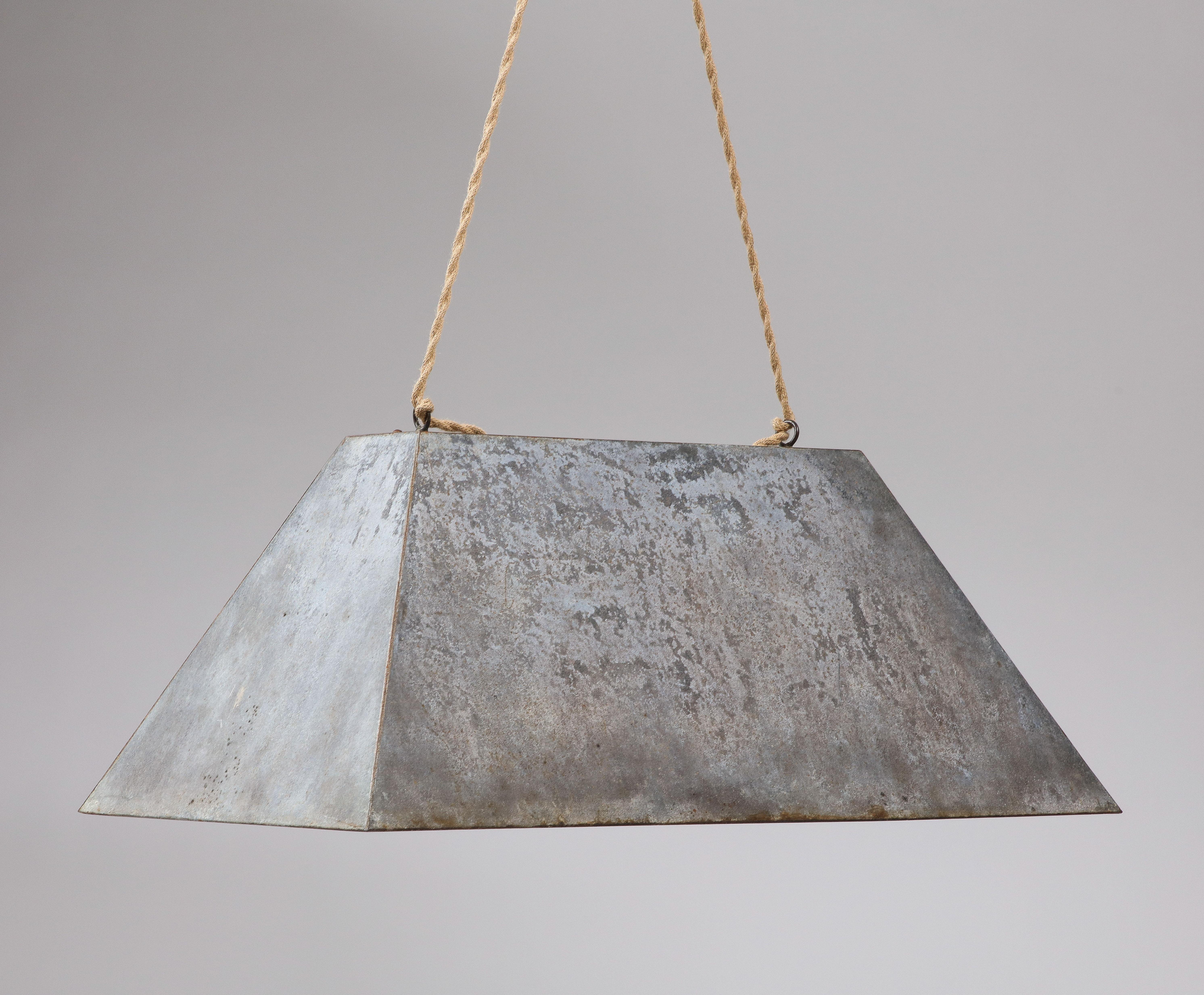 Cablaggio originale.

Plafoniera semplice e geometrica in acciaio anodizzato. 