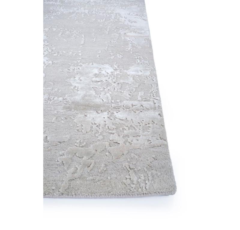 Modern Anomaly's Embrace Ivory & Flax 270x360 cm Handknotted Rug For Sale