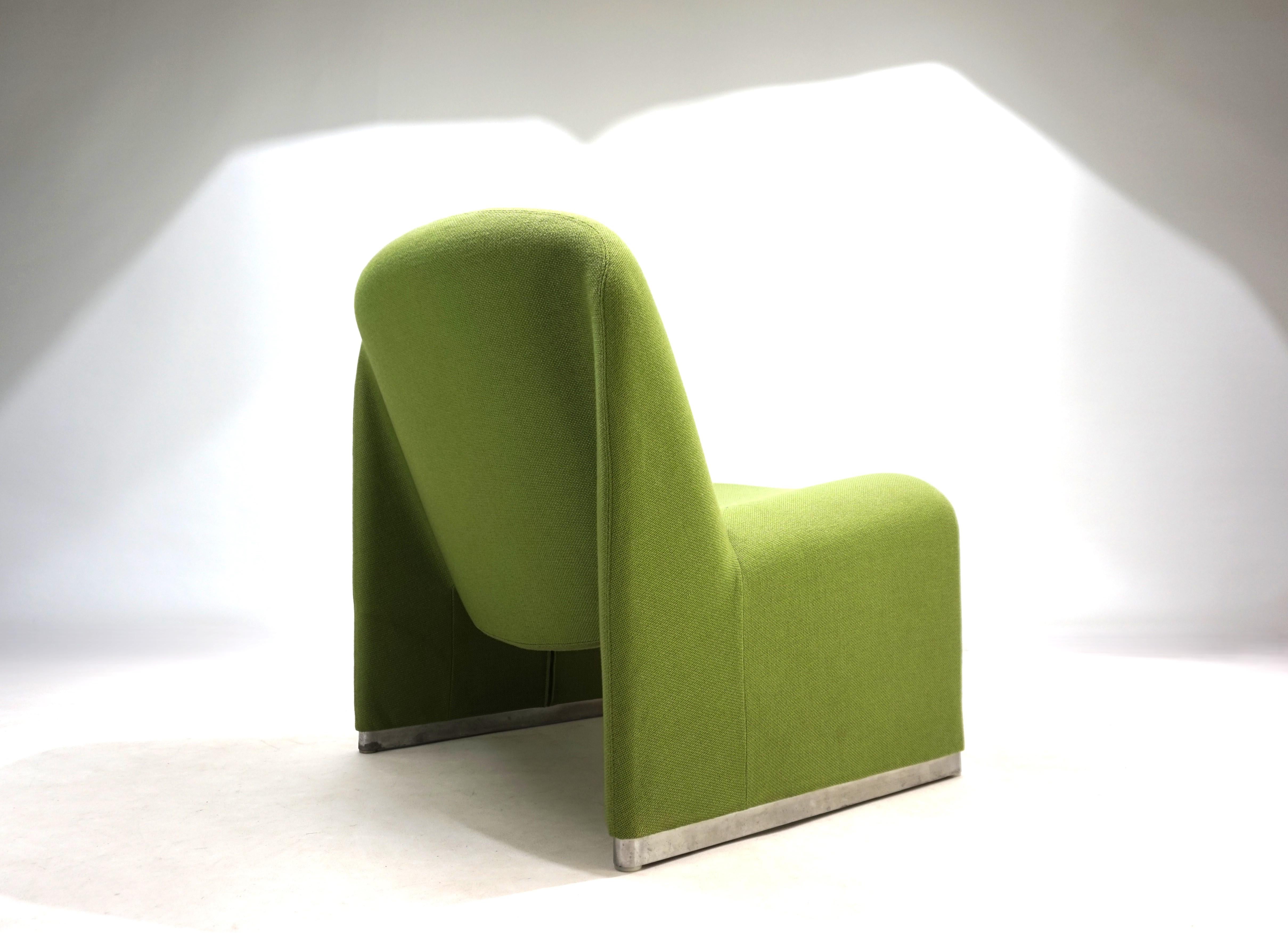 An Alky lounge chair in a stunning shade of green and with its original upholstery. The fabric of this chair shows hardly any signs of wear, is in excellent condition, and makes a statement in any room. It offers exceptional seating comfort. The