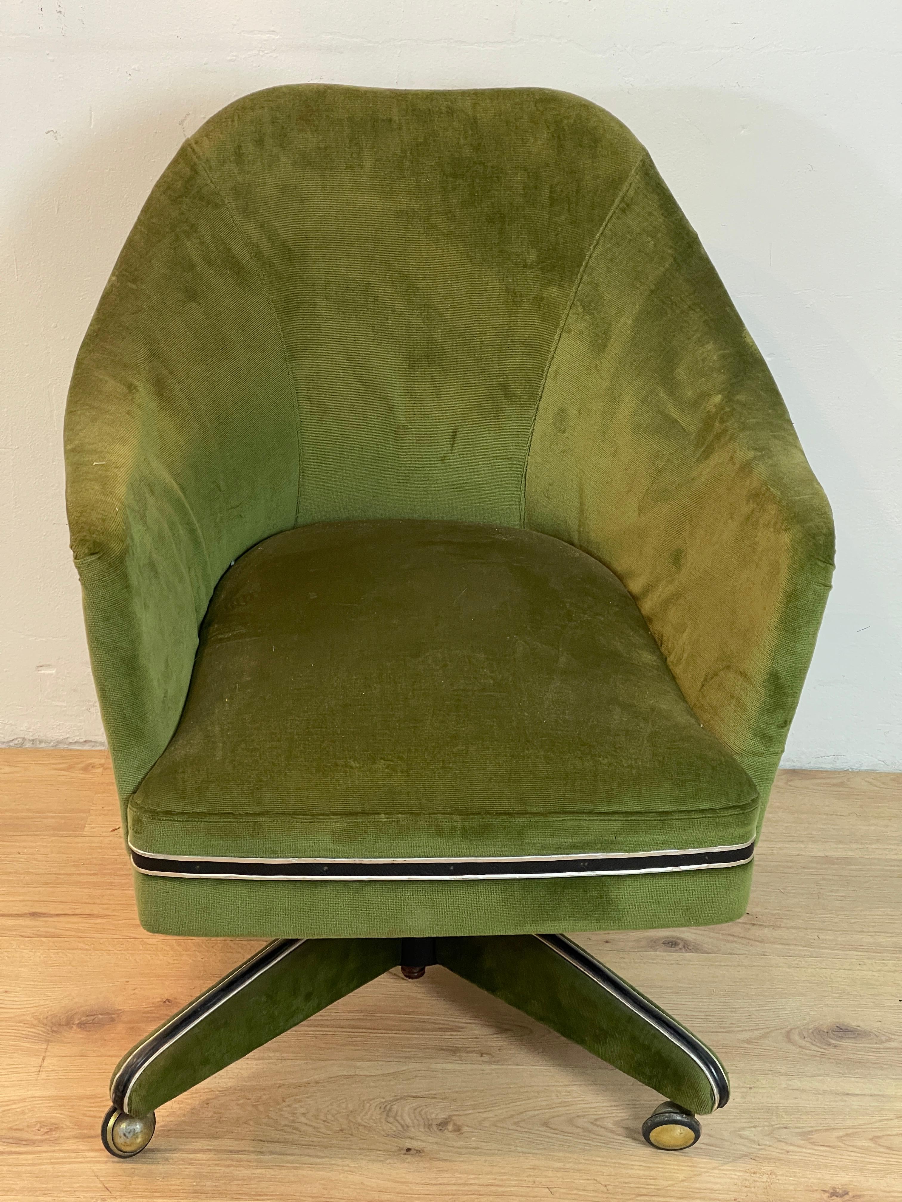 Desk armchair in green fabric, adjustable in height, equipped with wheels, all working and in excellent condition, the model of the armchair is attributable to the company specializing in design office furniture Anonima Castelli.