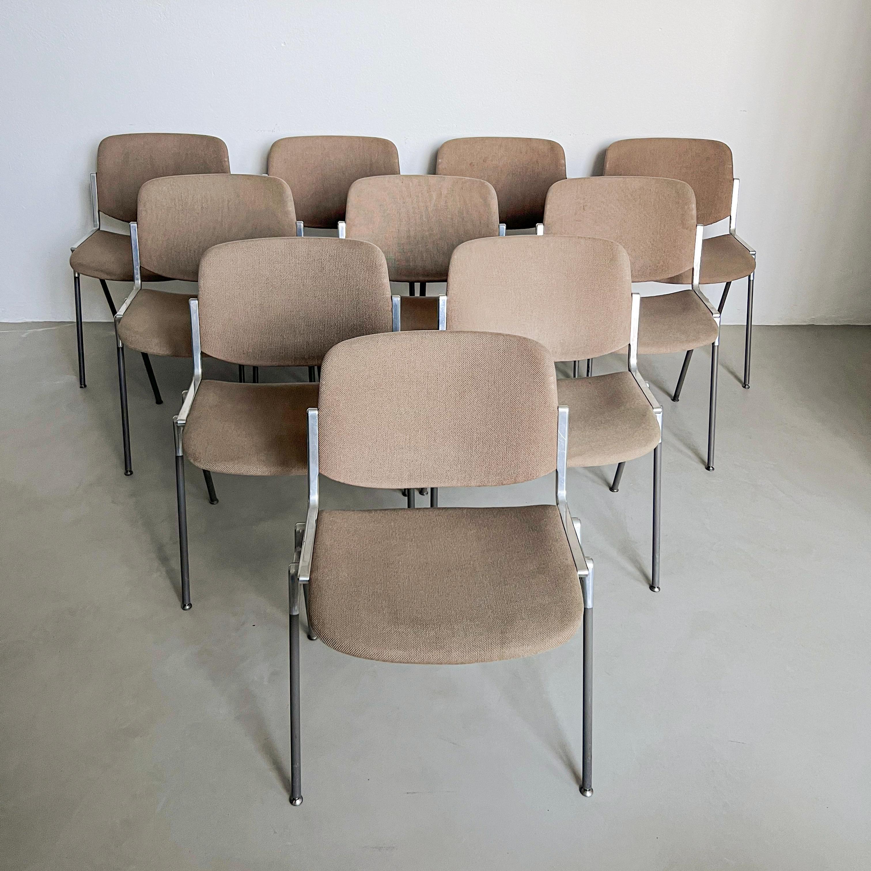 10 chaises de salle à manger des années 70 - The Italian Design - Timeless chair  en vente 3