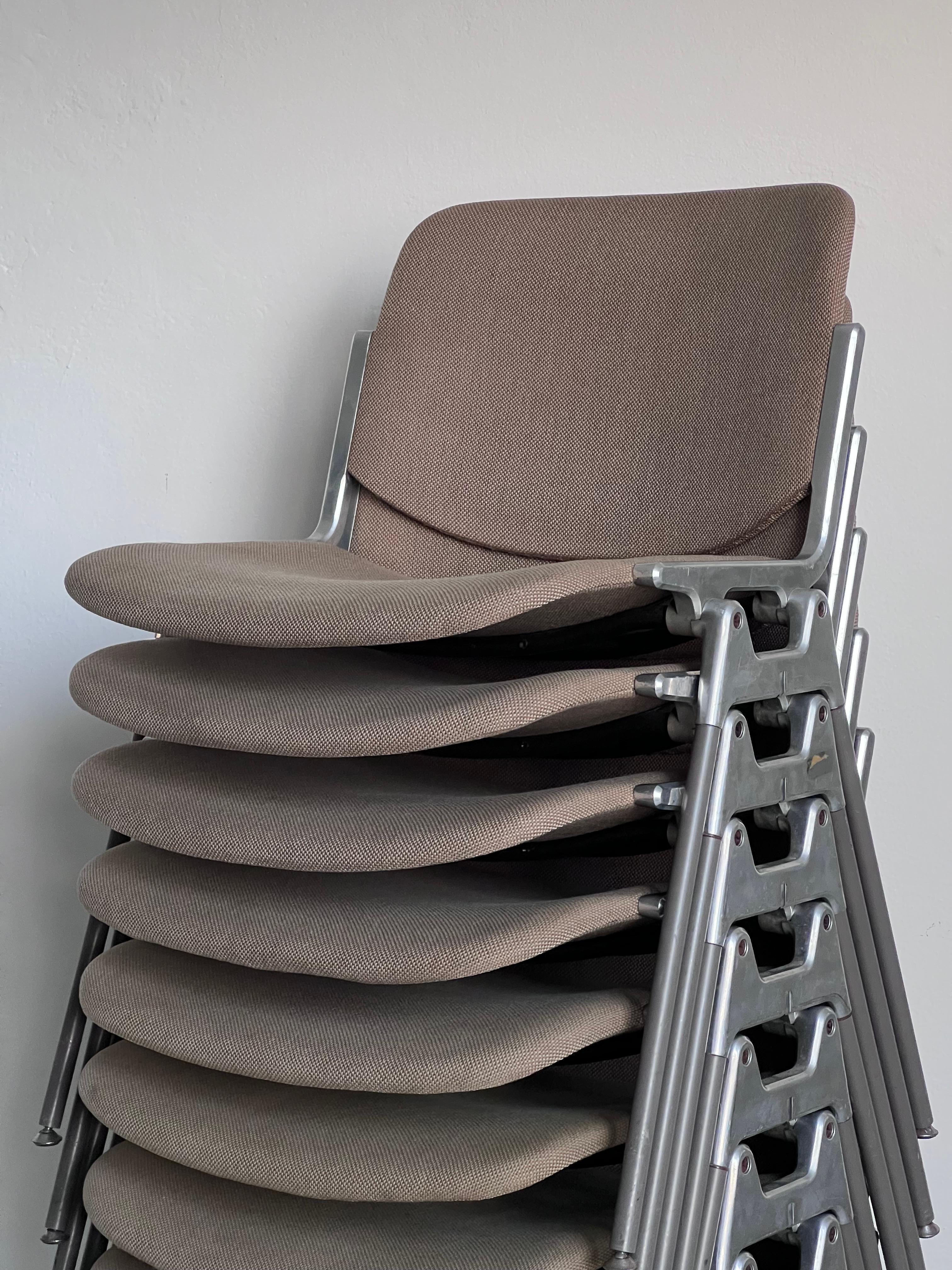 Chaises de salle à manger italiennes - 10 chaises de salle à manger - Chaises design italiennes 

Grand ensemble de dix chaises Anonima Castelli DSC106 de Giancarlo Piretti. Il est extrêmement difficile de trouver un ensemble aussi important, tout