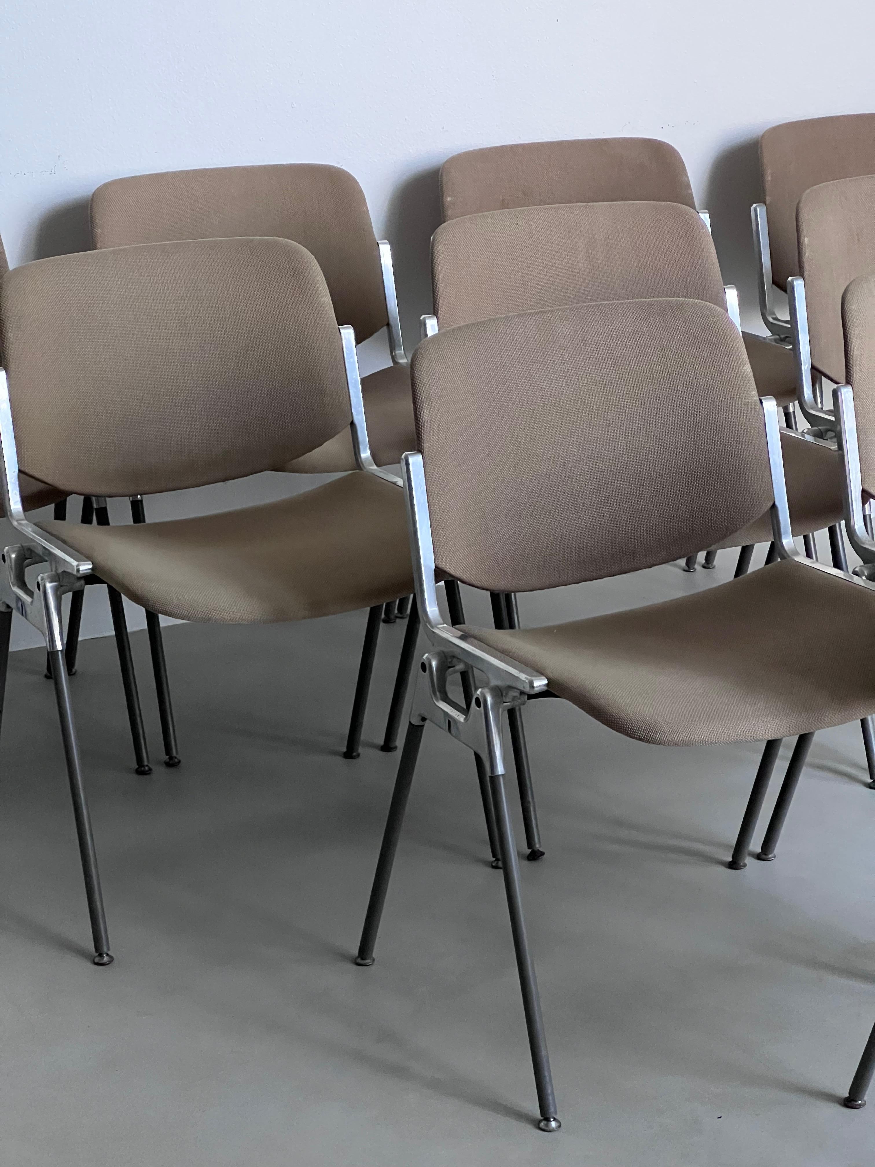 10 dining room chairs of the 70's - Italian Design - Timeless chair  For Sale 3