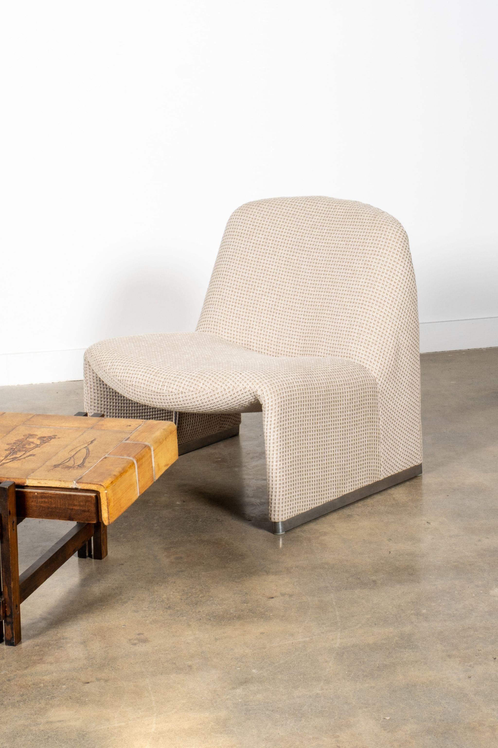 Giancarlo Piretti’s Alky chair is a masterclass in soft geometry—an icon of ’70s Italian design that still feels ahead of its time. This piece, newly reupholstered in a tonal cream waffle fabric, leans into its sculptural ease and playful