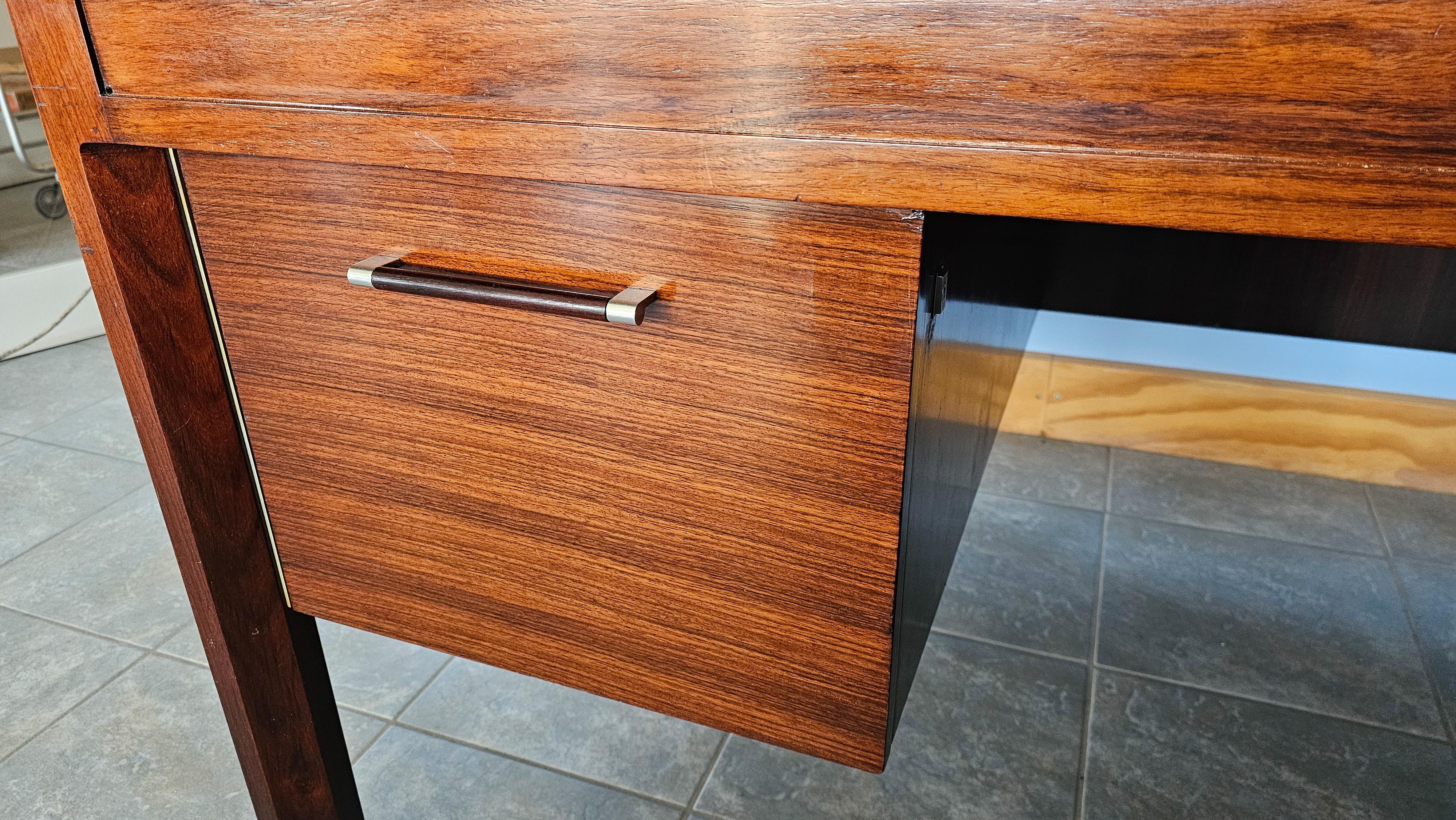 Anonima Castelli Palisander-Holz-Schreibtisch mit elegantem Metalleinsatzgriff aus Metall, 1970er Jahre im Angebot 6