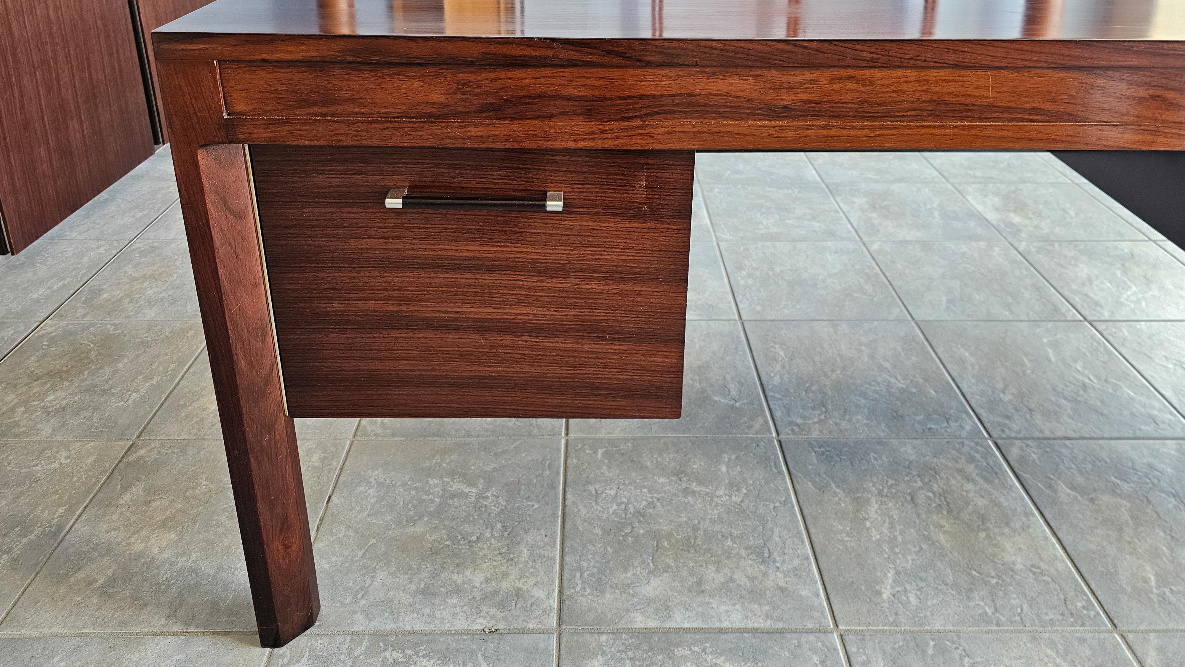 Anonima Castelli Palisander-Holz-Schreibtisch mit elegantem Metalleinsatzgriff aus Metall, 1970er Jahre (Ende des 20. Jahrhunderts) im Angebot