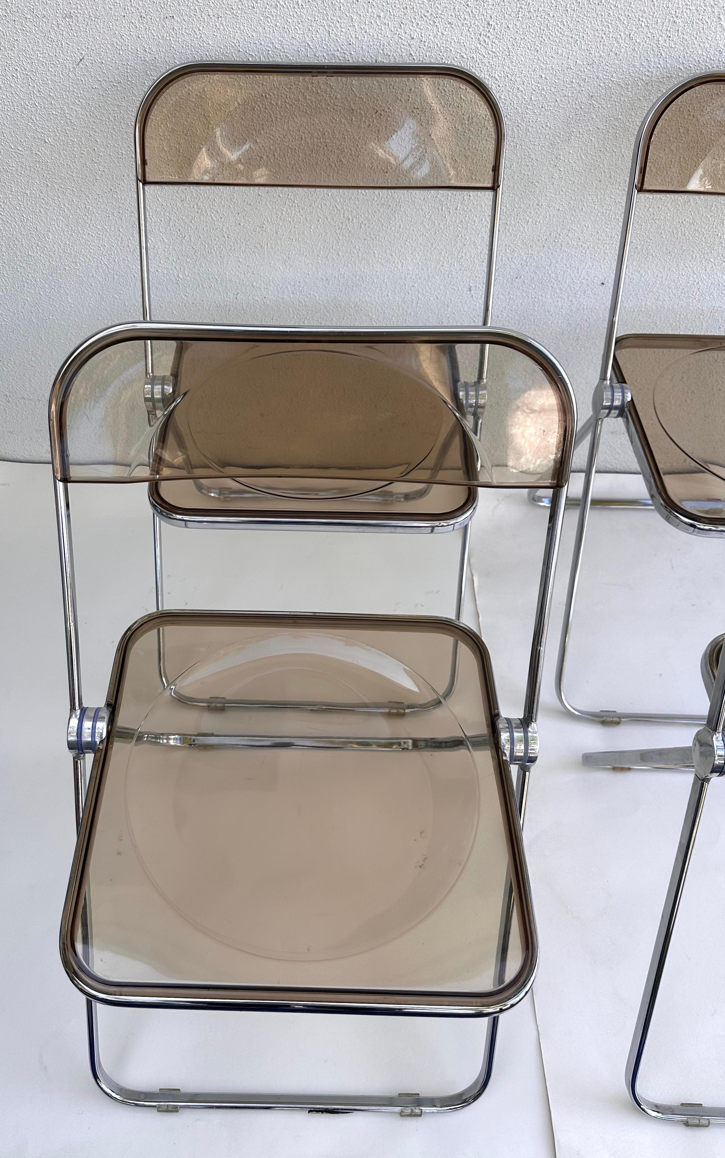 Mid-Century moderno Anonima Castelli Plia Sedie Foldes Giancarlo Piretti Colore Lucite fumé set 4 in vendita