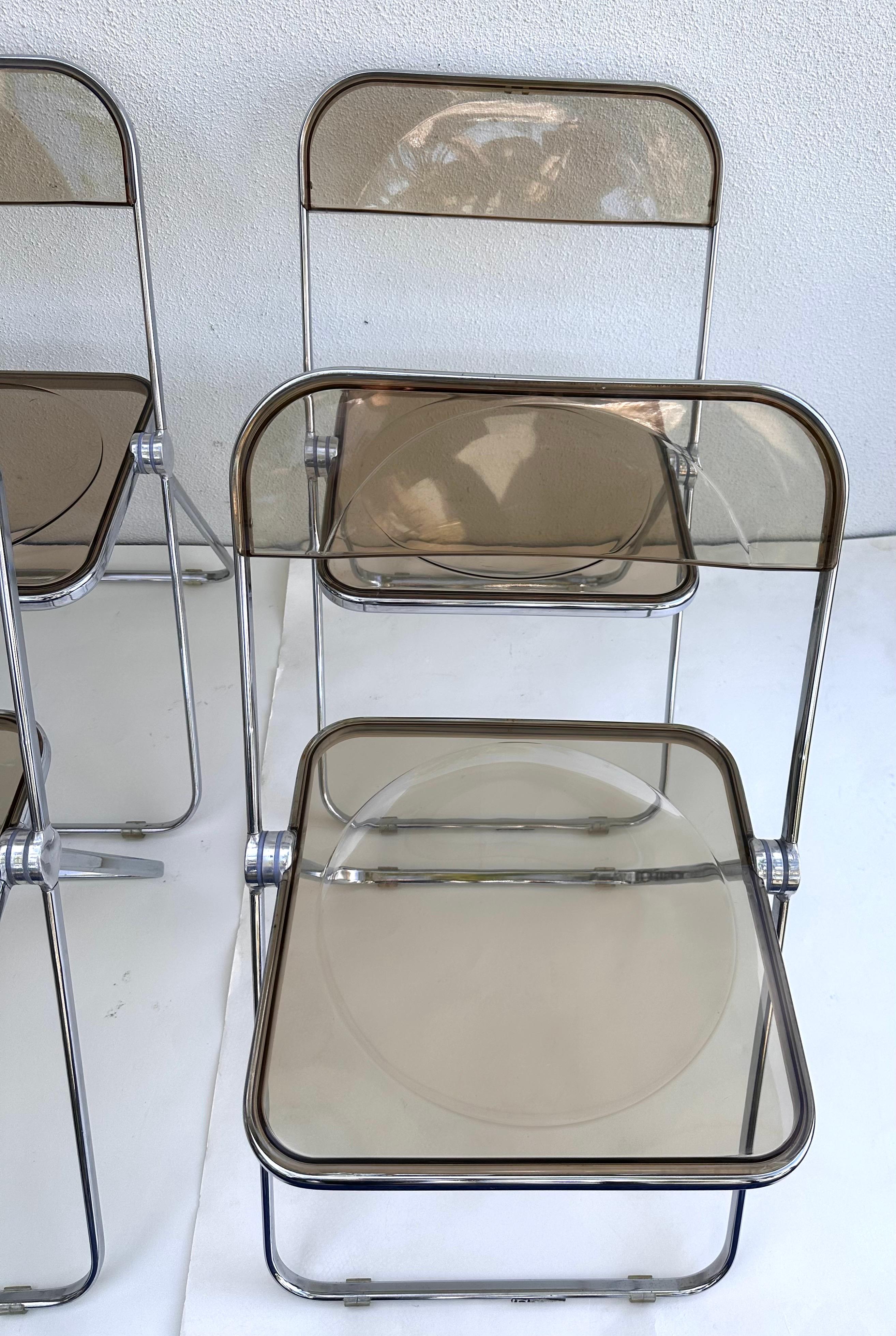 Italiano Anonima Castelli Plia Sedie Foldes Giancarlo Piretti Colore Lucite fumé set 4 in vendita