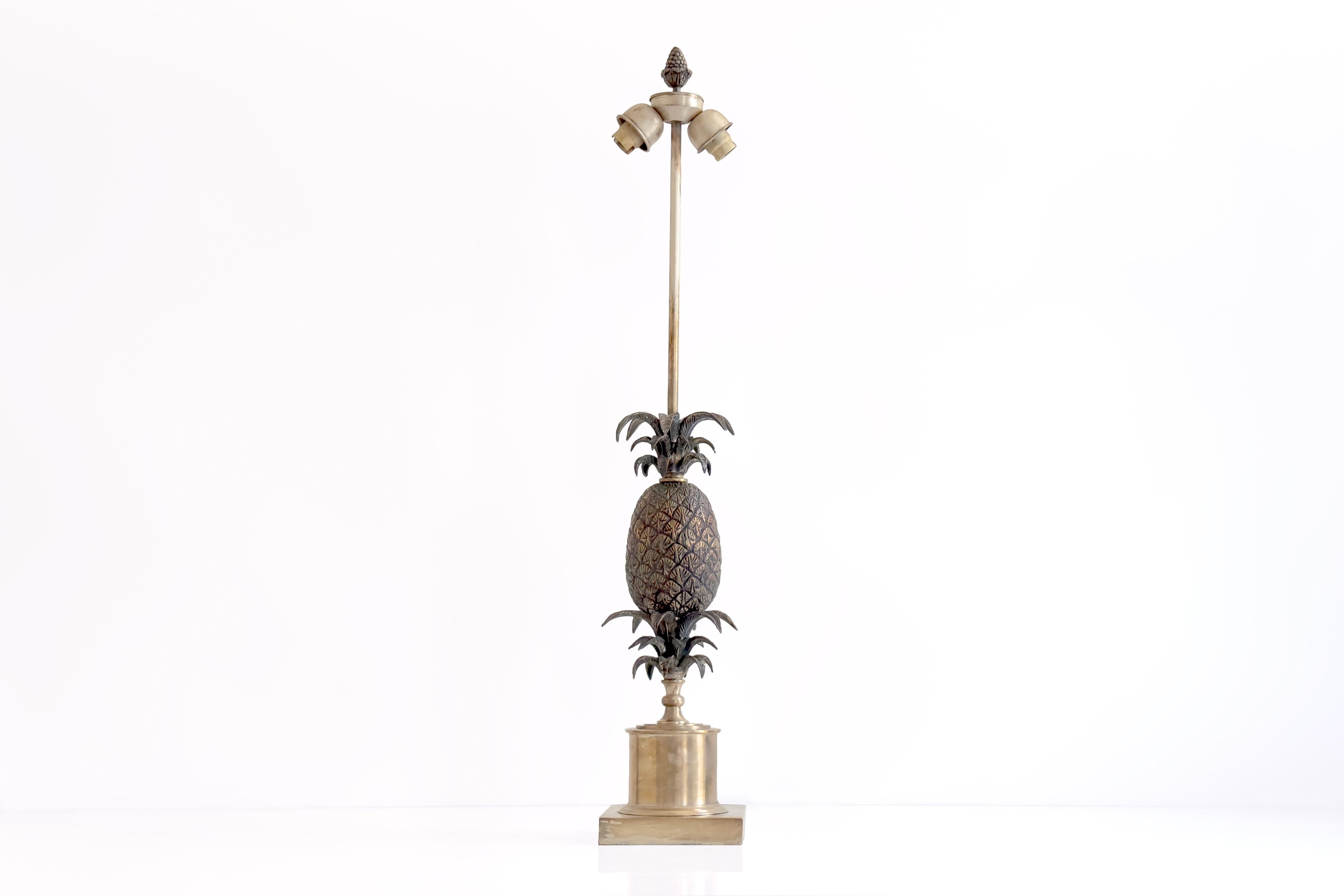 CET ARTICLE PEUT ETRE ENLEVE A LONDRES OU A PARIS . NOUS OFFRONS UNE LIVRAISON GRATUITE À PARIS ET À LONDRES.

Cette élégante lampe de table en métal du XXe siècle présente un motif d'ananas saisissant symbolisant la chaleur, l'hospitalité et la
