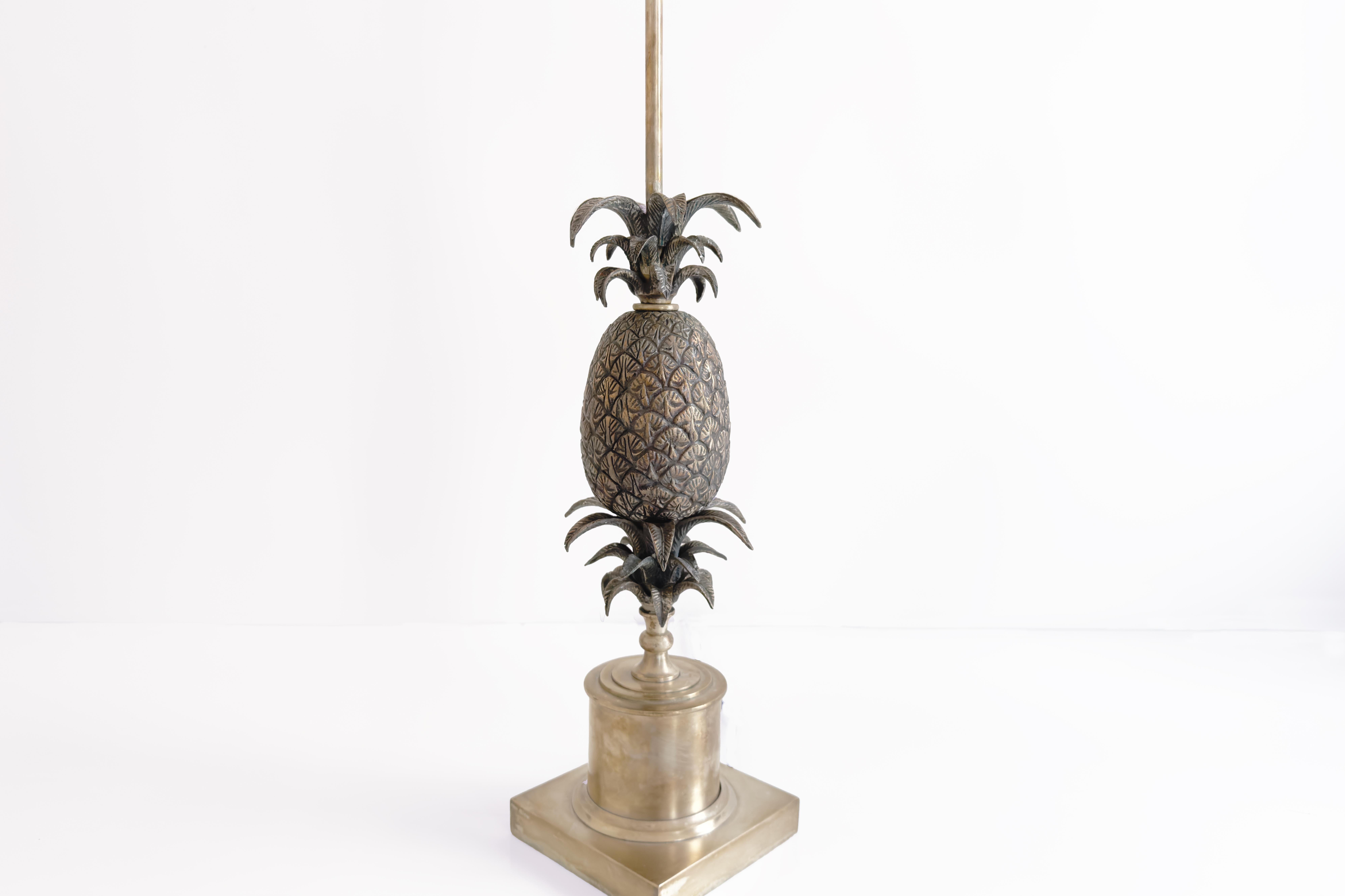 Métal Lampe de table ananas du 20e siècle dans le style de la Maison Charles en vente
