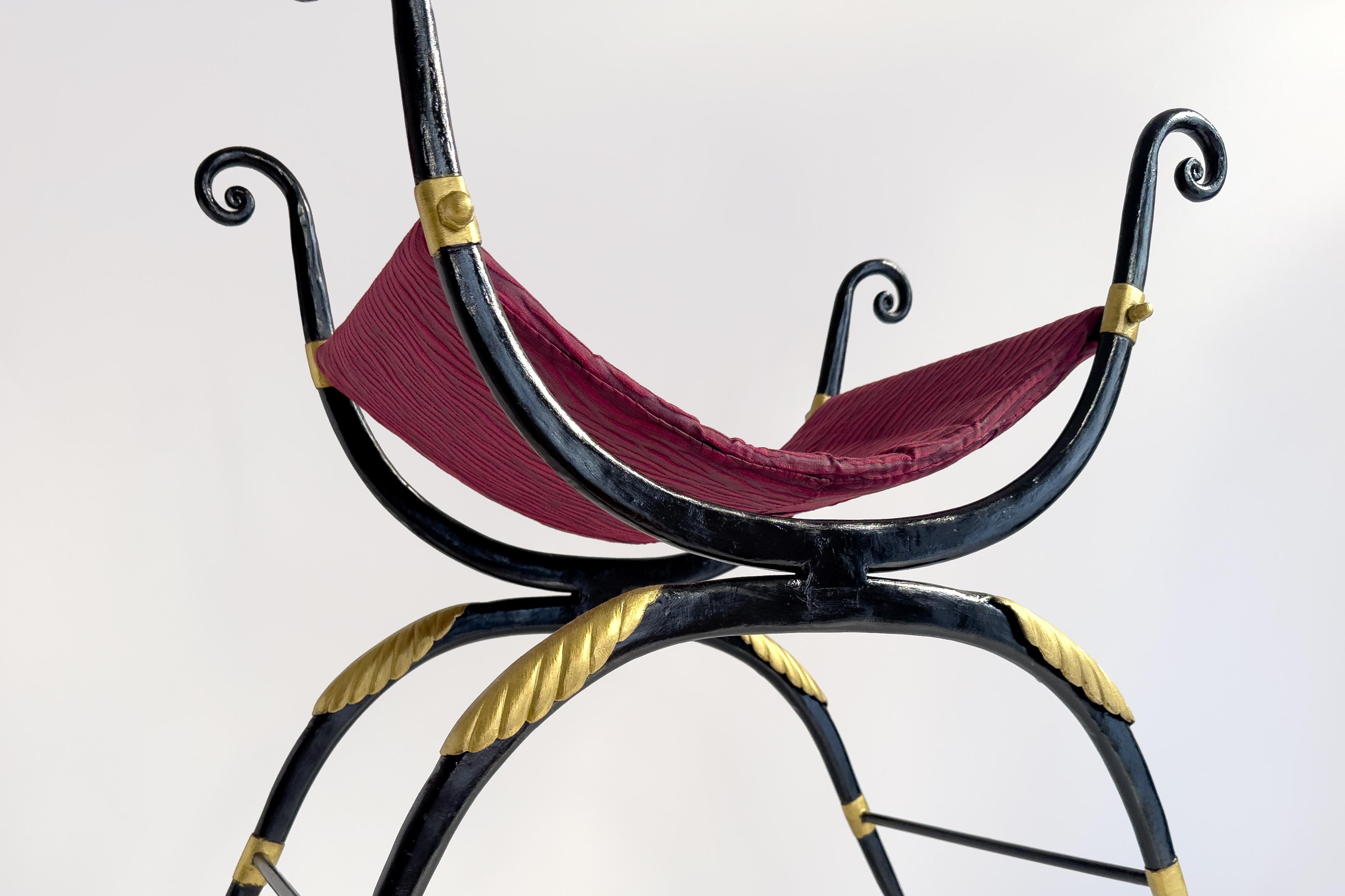 Dieser exquisite schmiedeeiserne Hocker aus dem 20. Jahrhundert ist ein beeindruckendes Beispiel französischer Handwerkskunst, das klassische Einflüsse mit eleganten Metallarbeiten verbindet. Inspiriert vom Curule-Stuhl, einem Symbol der Macht im