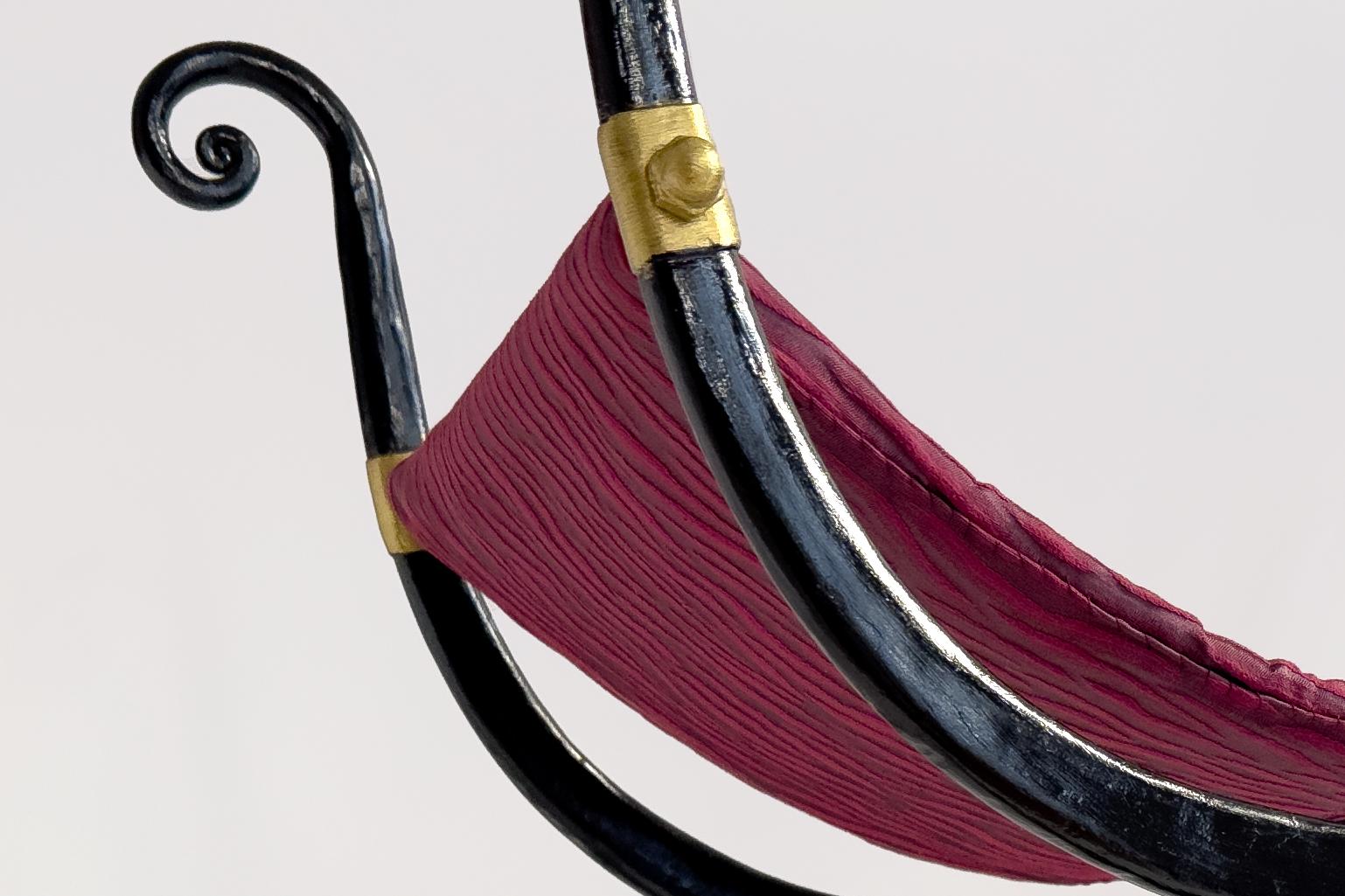 Schmiedeeiserner Hocker des 20. Jahrhunderts, inspiriert von dem Curule-Stuhl im Zustand „Gut“ im Angebot in London, GB