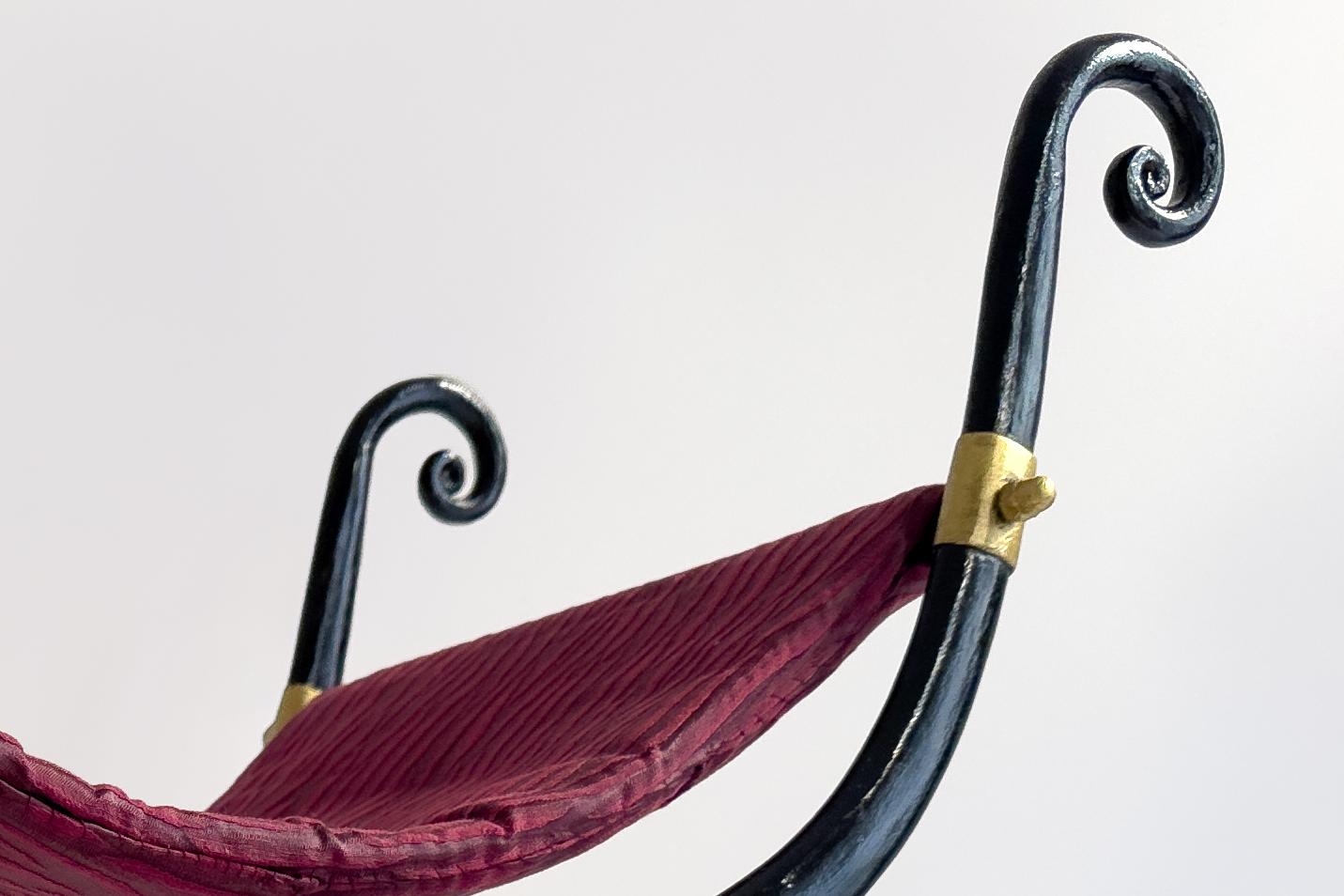 Schmiedeeiserner Hocker des 20. Jahrhunderts, inspiriert von dem Curule-Stuhl (Stoff) im Angebot