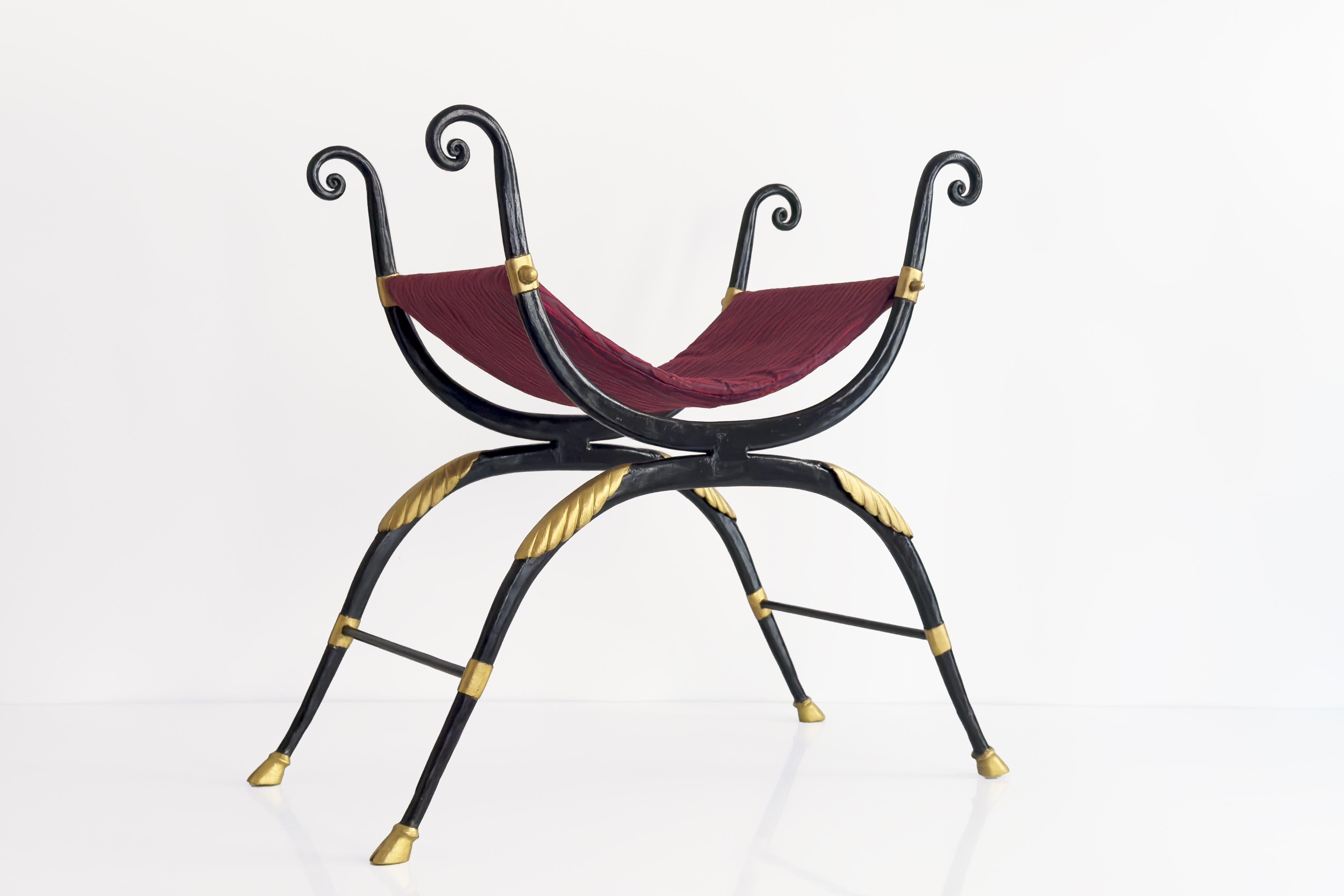 Schmiedeeiserner Hocker des 20. Jahrhunderts, inspiriert von dem Curule-Stuhl im Angebot 1