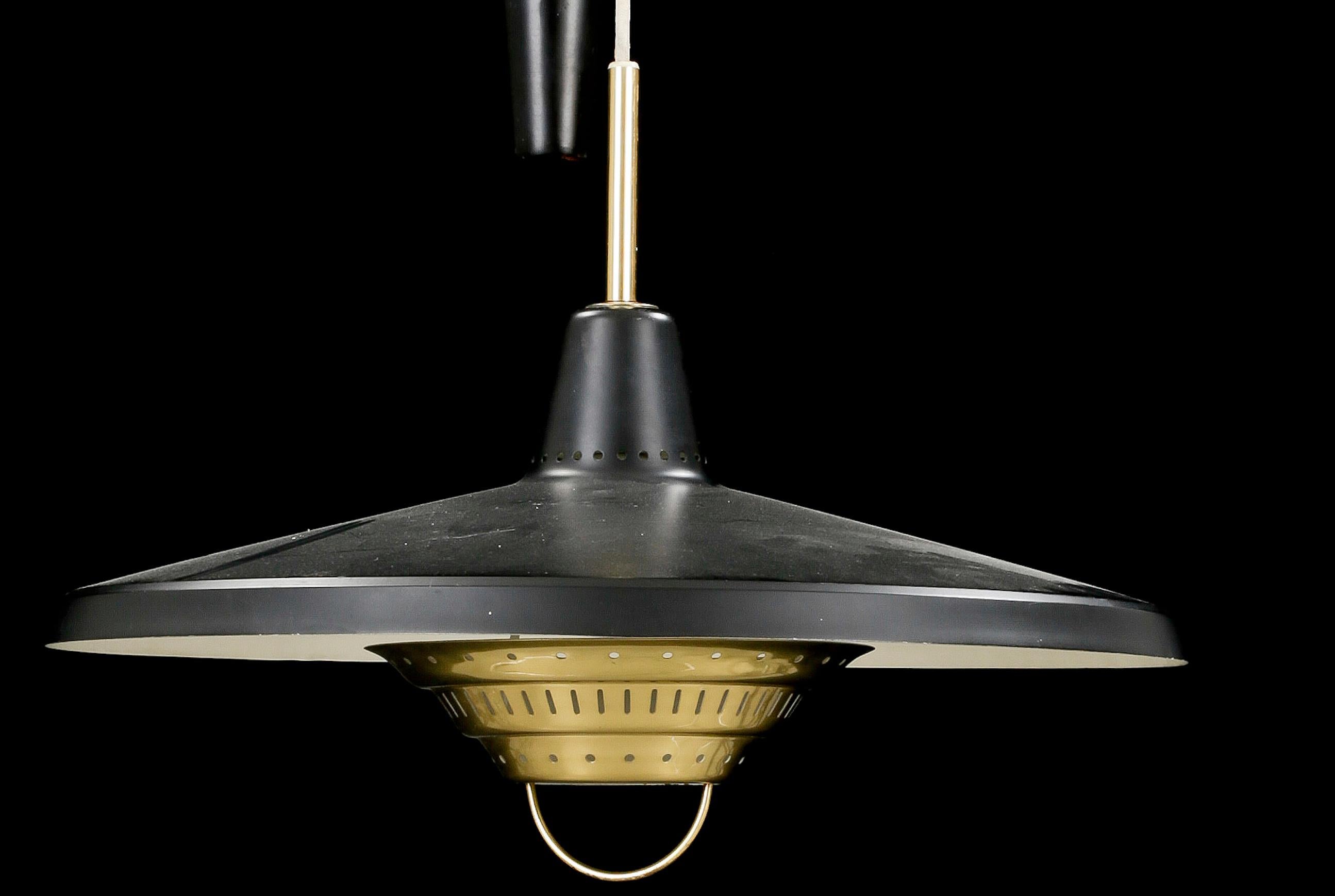 Anonymous counterweight black metal and brass pendant lamp, Sweden, 1950.

Rare adjustable model.
Fair condition.