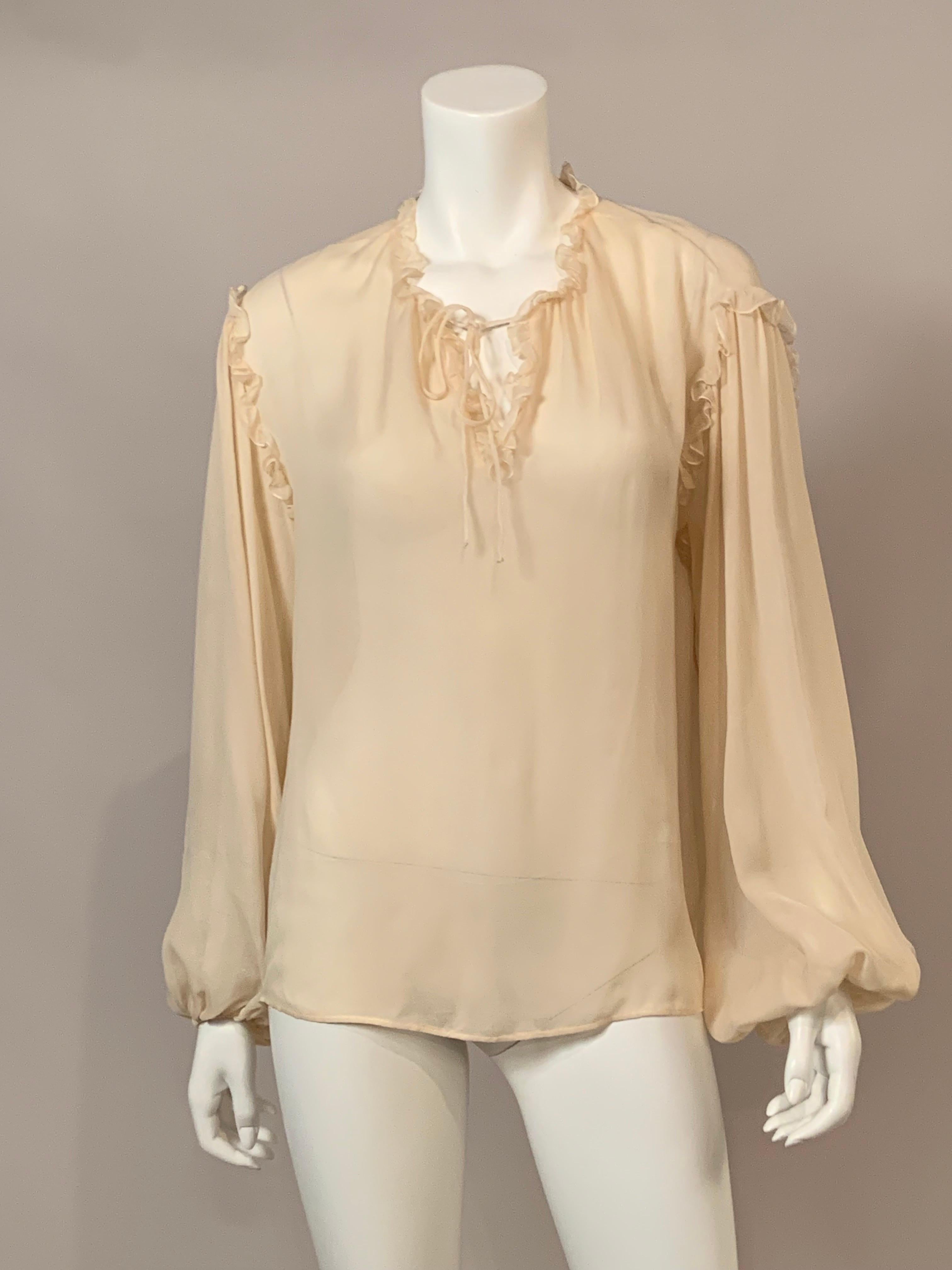 Questa blusa in chiffon di seta è un'elegante interpretazione di una blusa etnica o in stile contadino.  La scollatura è orlata da un volant e da lacci di chiffon abbinati.  Anche le cuciture delle spalle sono ornate da volant.  Le maniche lunghe 
