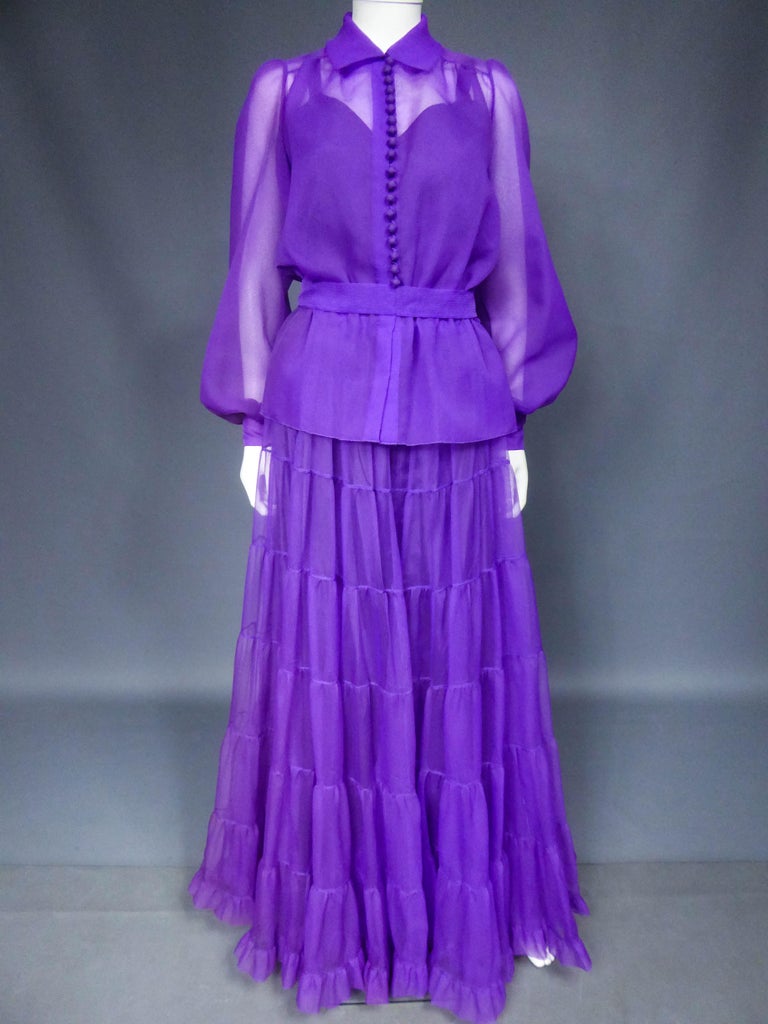 A  French Purple Organza Couture Skirt and Blouse Set Circa 1970 In Good Condition For Sale In Toulon, FR