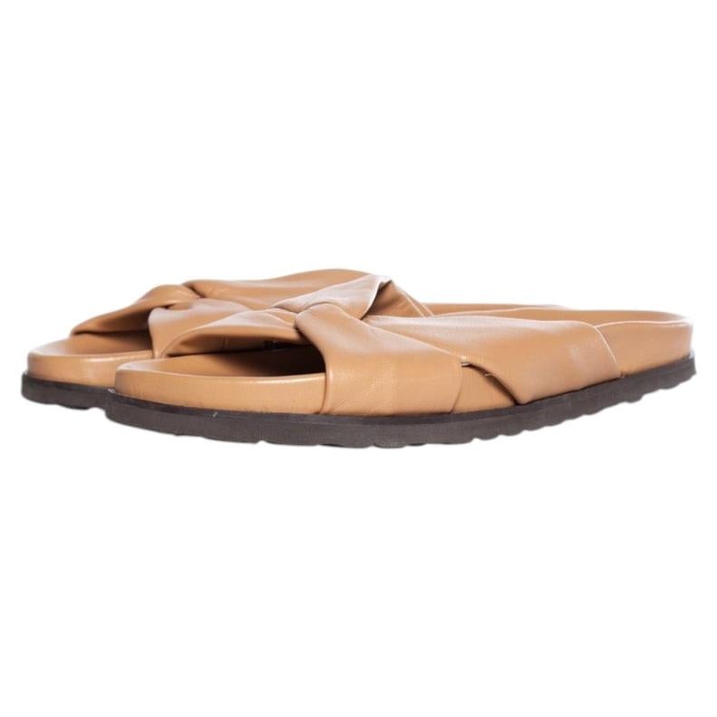 Anonyme, sandales croisées en cuir