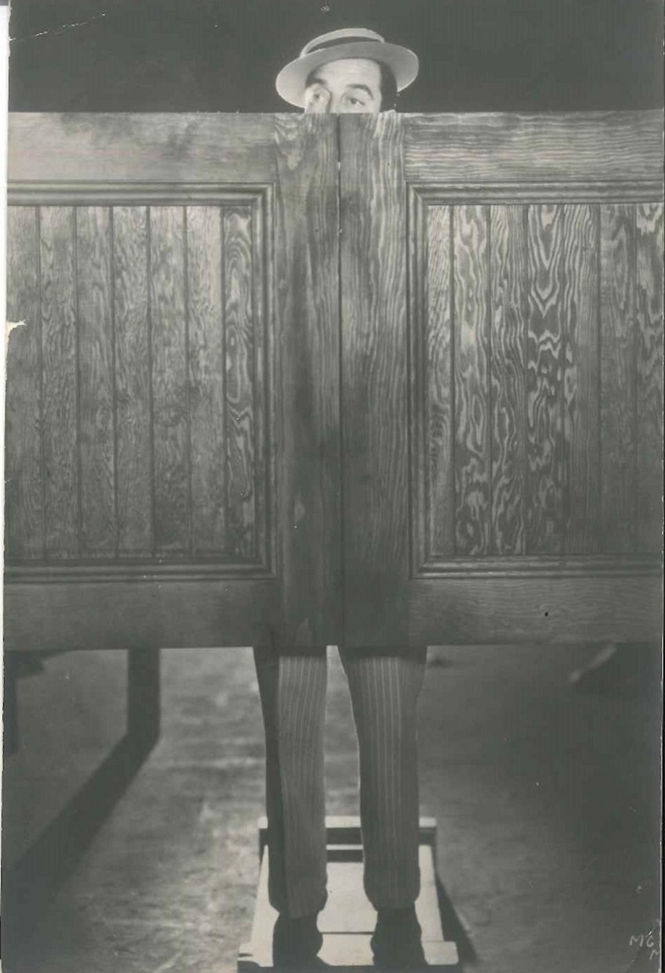 Unknown Black and White Photograph – Hinter den Türen – Original Vintage-Foto von Kelly Kelly, 1930er Jahre
