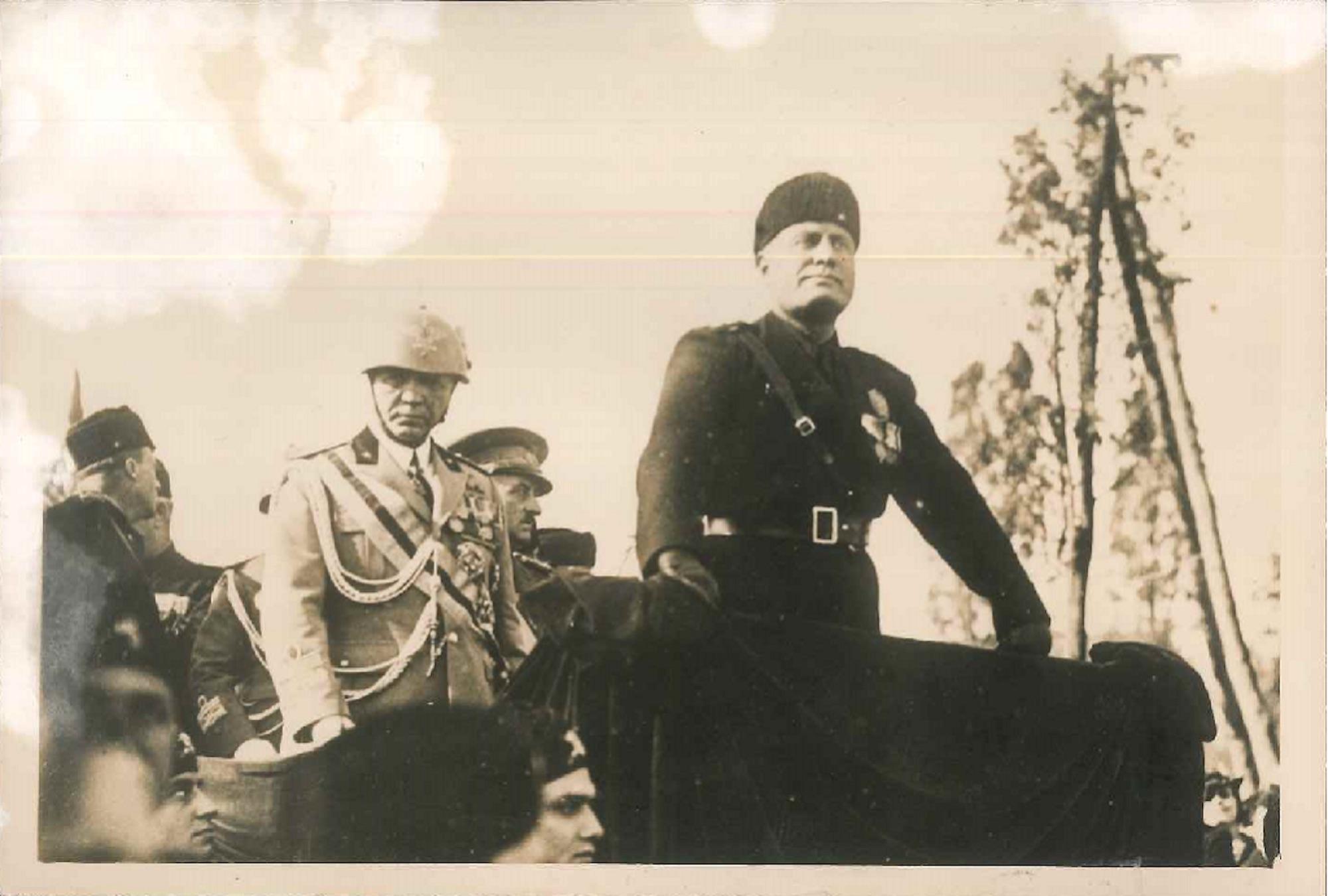 Unknown Figurative Photograph – Mussolini und Badoglio - Originales Vintage-Foto - 1934