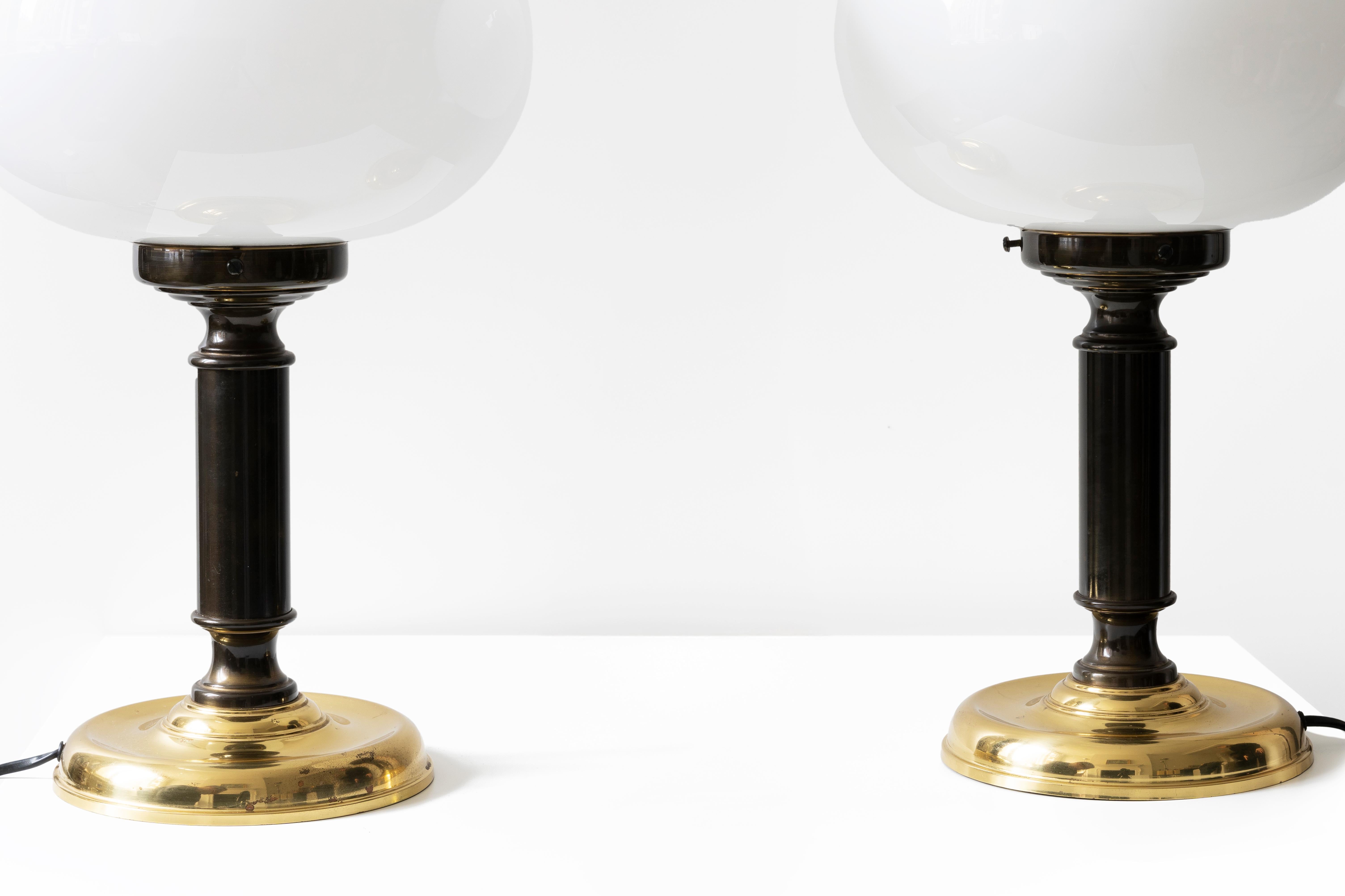 Pair of Vintage Rounded Table lamps in White Opaline and Brown&Gold Metal, 1980s In Good Condition For Sale In London, GB