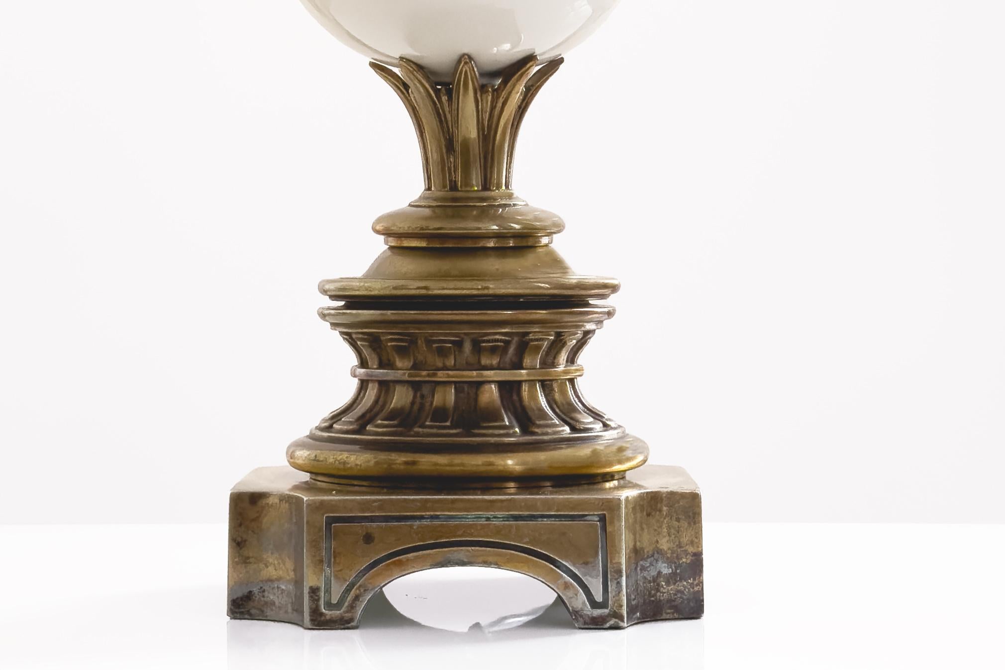 Lámpara de sobremesa de bronce/porcelana al estilo de Maison Baguès, años 50 mediados del siglo XX en venta