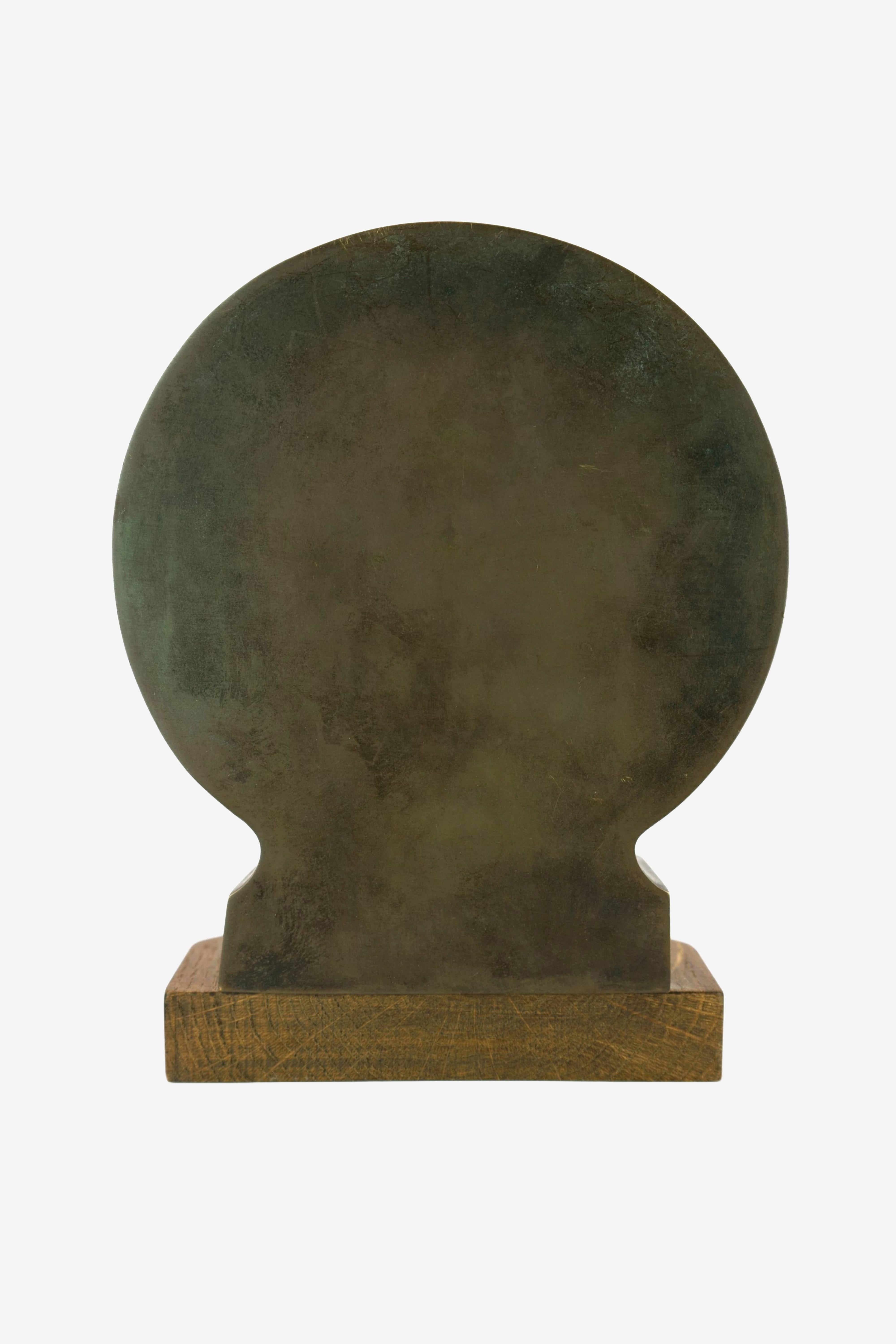 Anonimo, Dio Sole Ra (fermalibri), 16 x 13,5 x 6 cm (raffigurazione), 17,5 x 13,5 x 8 cm (con piedistallo), ottone patinato, 1935 circa.

- Naso leggermente sfregato, per il resto ottime condizioni.




- La Luce della Conoscenza -


Si tratta di