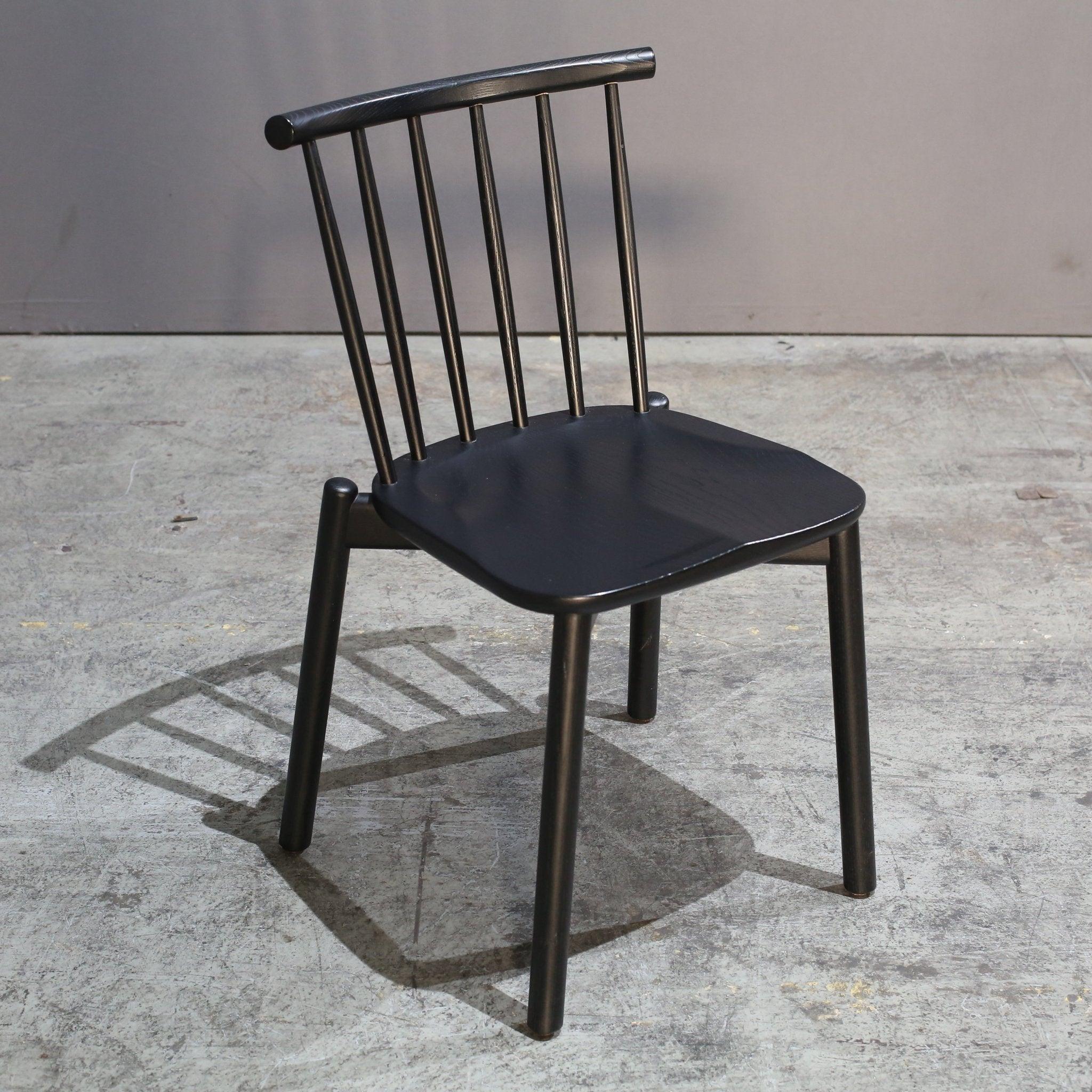 Voici la chaise d'appoint Hardy d'Another Country, un superbe ajout à toute collection de meubles de luxe. Fabriquée avec la plus grande attention aux détails, cette chaise présente un design épuré et moderne qui rehaussera le style de n'importe