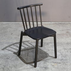 Un'altra poltrona rustica di David Irwin, con un set di quattro sedie.