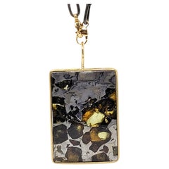 Un autre cadeau pour la fête des pères ou pour les passionnés de l'espace du collier Pallasite du ciel