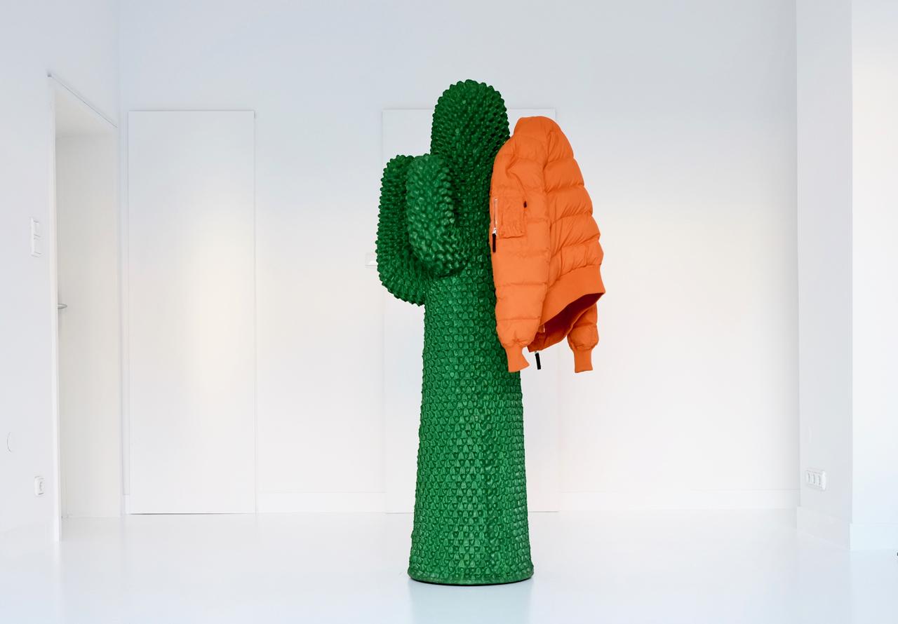 The subject of several, free and often ambiguous interpretations, Cactus is the icon of Italian design that has revolutionized the domestic landscape, by subverting the borders between indoor area and open space. Cactus comes as an ironic totem, and