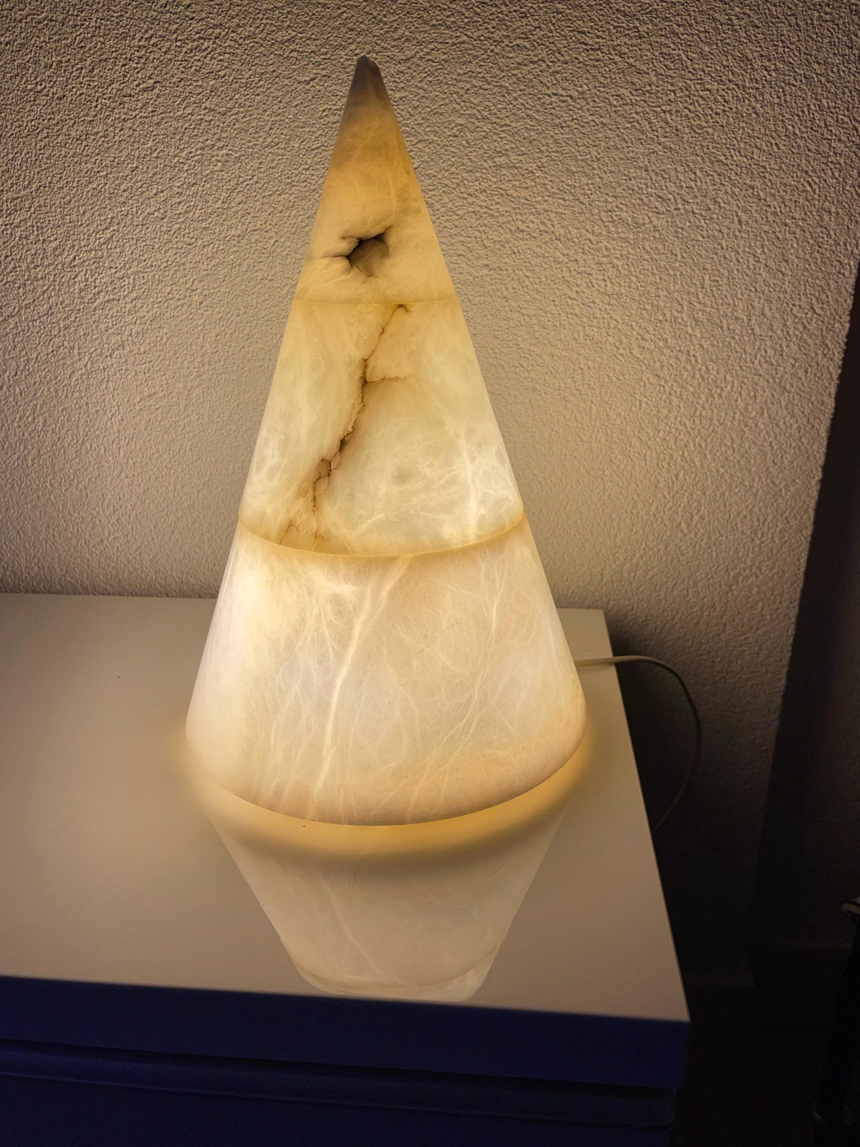 Another Mid-Century Modern Alabaster Pyramid Design and Conical Shape Table Lamp In Good Condition For Sale In Lisse, NL