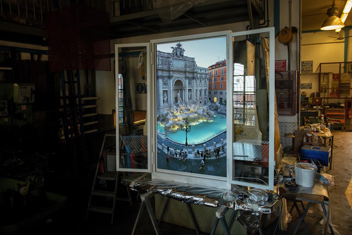 Anotherview n° 21 : Trevi Fountain a Few Days after Lockdown par Anotherview en vente 3