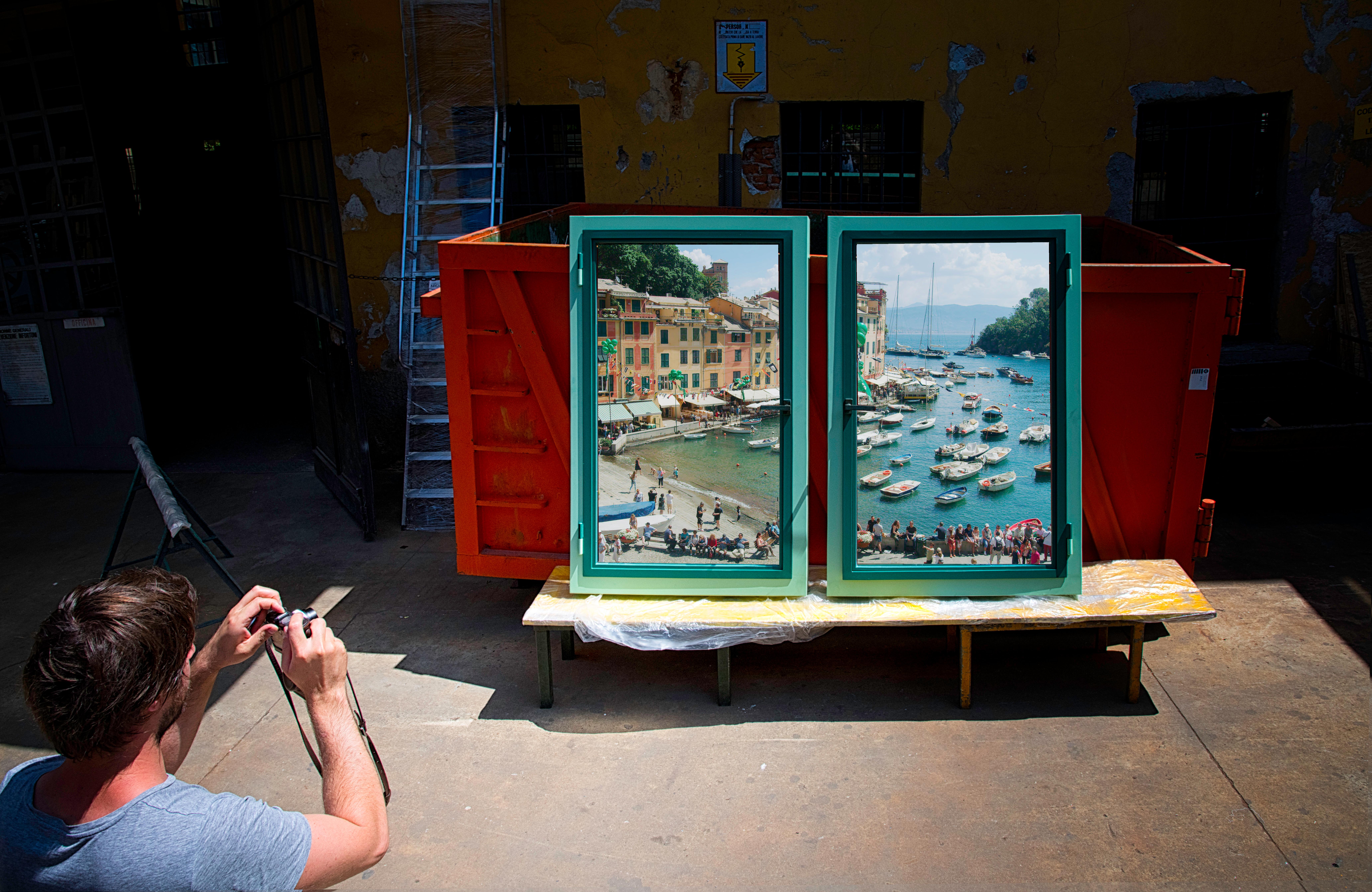 Anotherview est un projet en cours qui se situe entre le design d'intérieur et l'art vidéo. Il transforme votre maison en un lieu nomade, où une fenêtre virtuelle mène à des paysages ou des villes inattendus, selon vos envies. L'équipe d'Anotherview