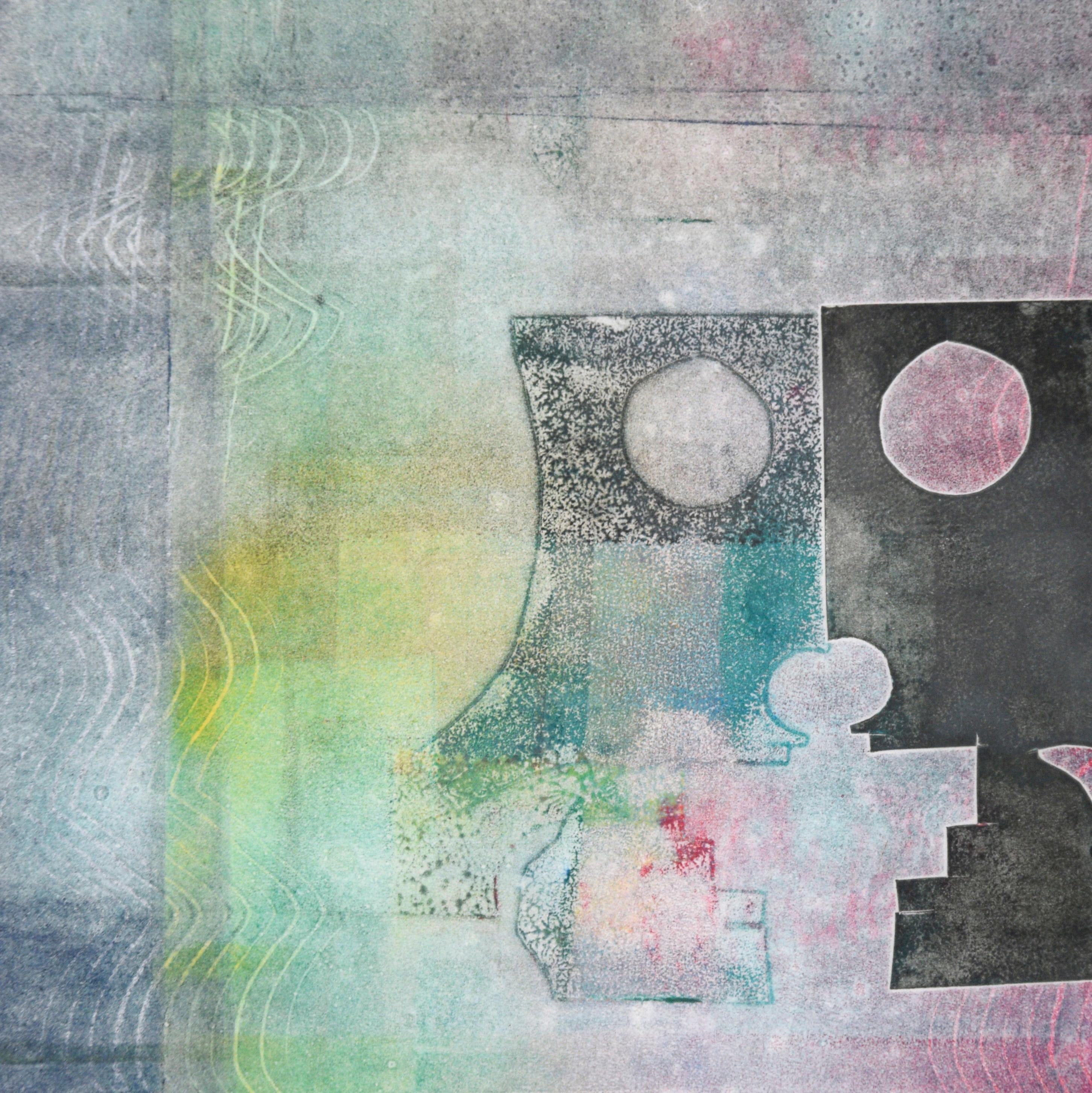 Abstrakte Monotypie „de Kus“ (Der Kus) in Tinte auf Papier

Helle und kühne abstrakte Monotypie der niederländisch-amerikanischen Künstlerin Anouk Johanna (geb. 1946). Zwei abstrahierte, menschenähnliche, dunkelgraue Formen spiegeln sich in einem