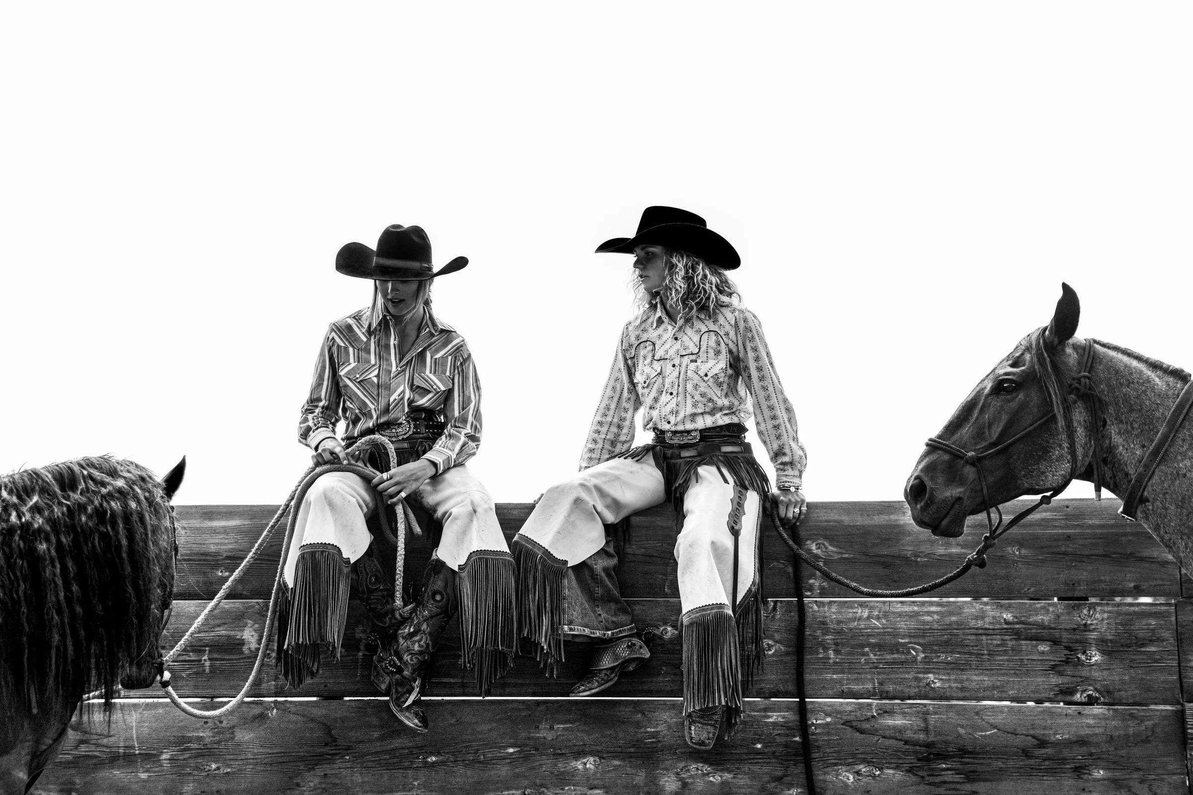 Cowgirls (B&N)
2020

STAMPA A PIGMENTI D'ARCHIVIO
Dimensioni non incorniciate:
30 x 45 pollici (76,2 x 114,3 cm) - Edizione di 15 + 2 AP (Prove d'Artista)

STAMPA ALLA GELATINA D'ARGENTO
Non incorniciato Dimensioni:
11,3 x 17 pollici (28,7 x 43,18