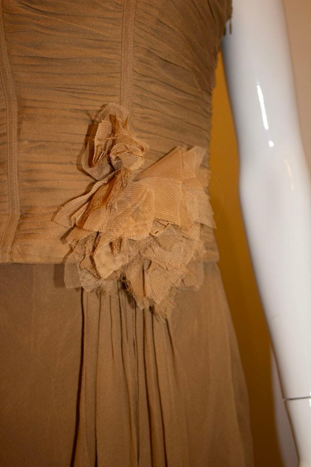 Anoushka G Goldes Seidenkleid im Zustand „Gut“ im Angebot in London, GB