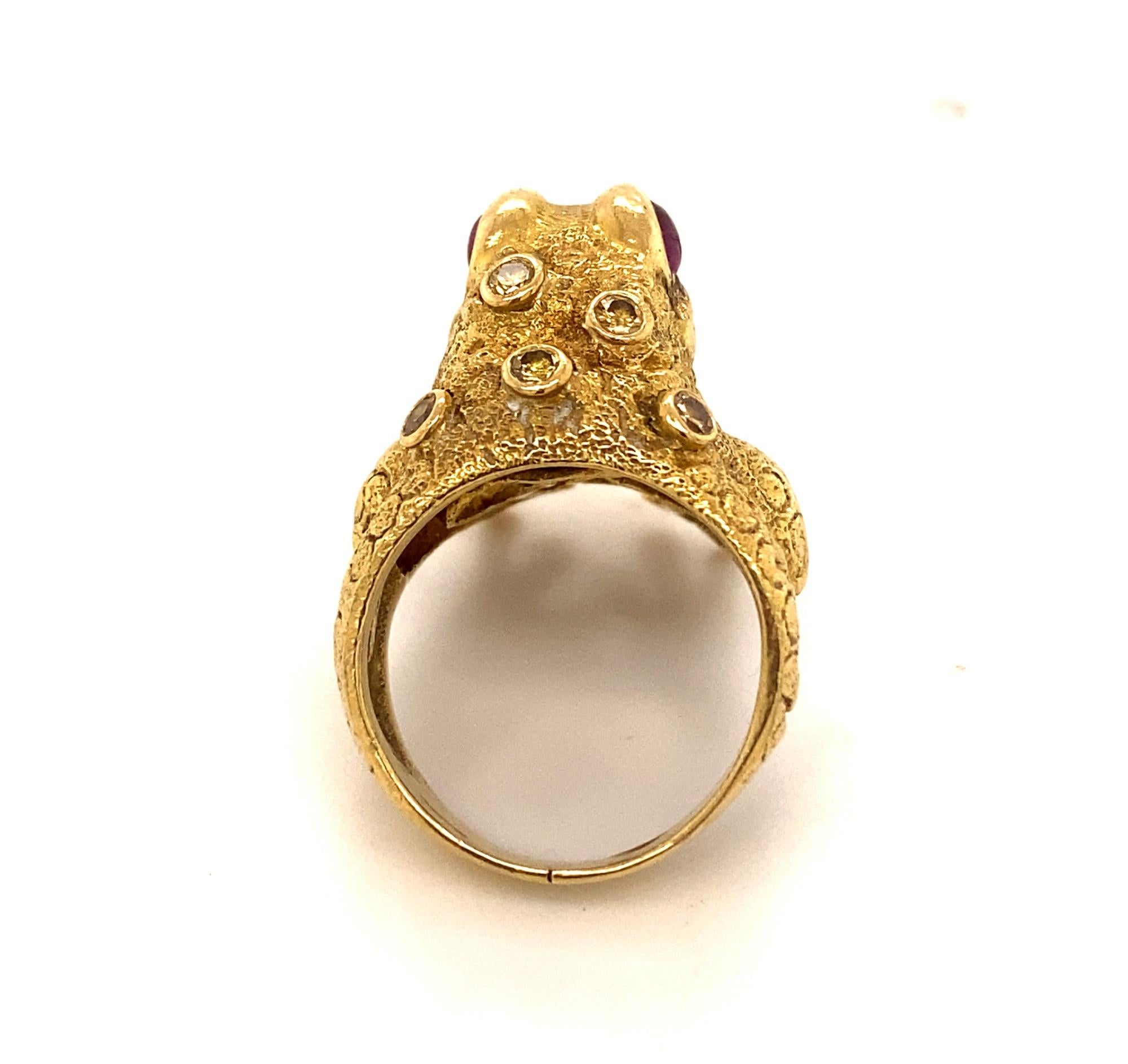 Anreas Von Zadora Frog Diamond Ruby Eye 18K Gold Ring In Excellent Condition For Sale In Woodland Hills, CA