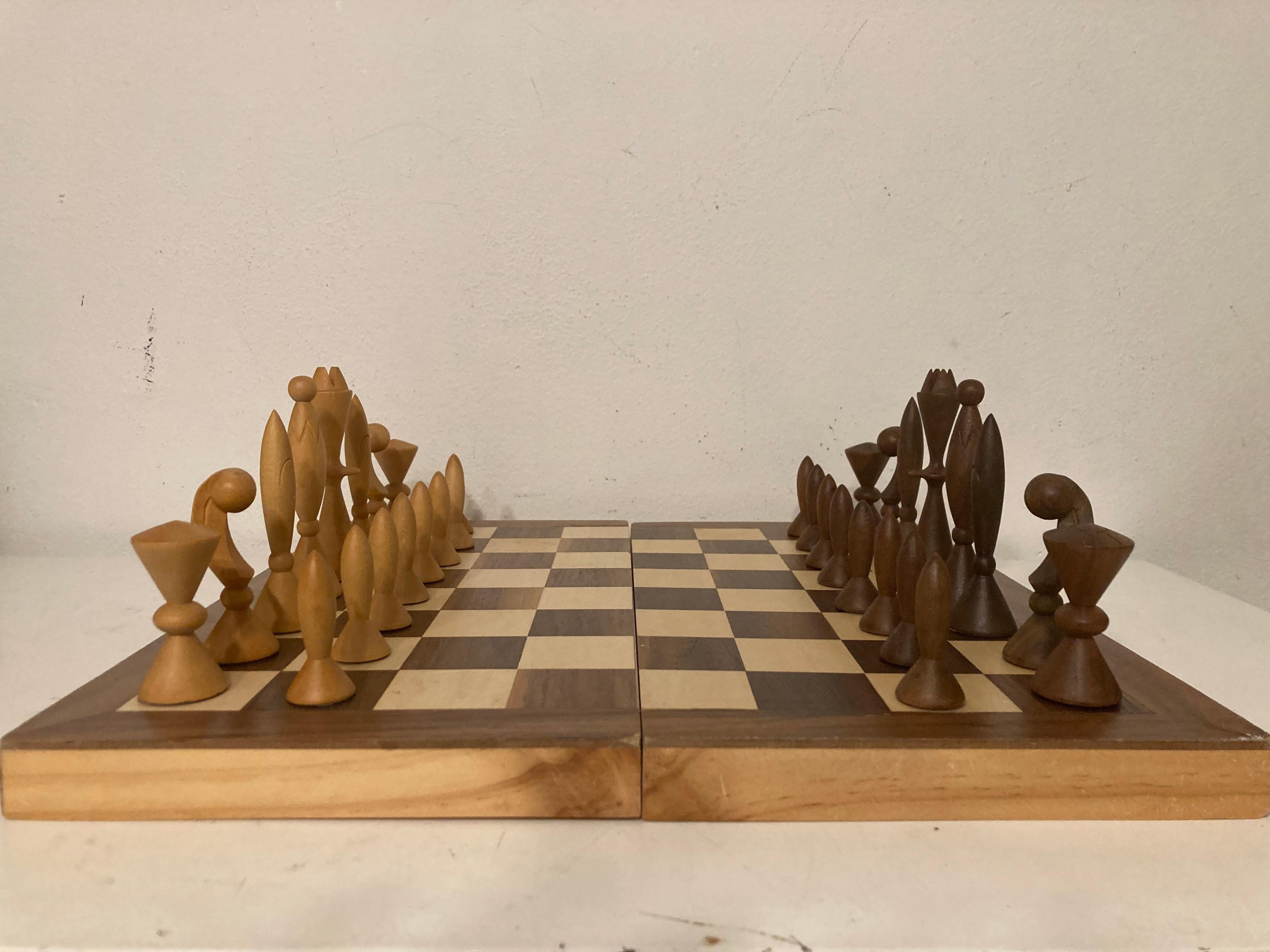ANRI Schachspiel für das Weltraumzeitalter Entworfen von Elliotts, Nussbaum und Ahorn. Hergestellt in Italien. Das Set wird ohne Schachbrett geliefert. Das Brett auf den Bildern ist nicht original und dient nur als Beispiel.