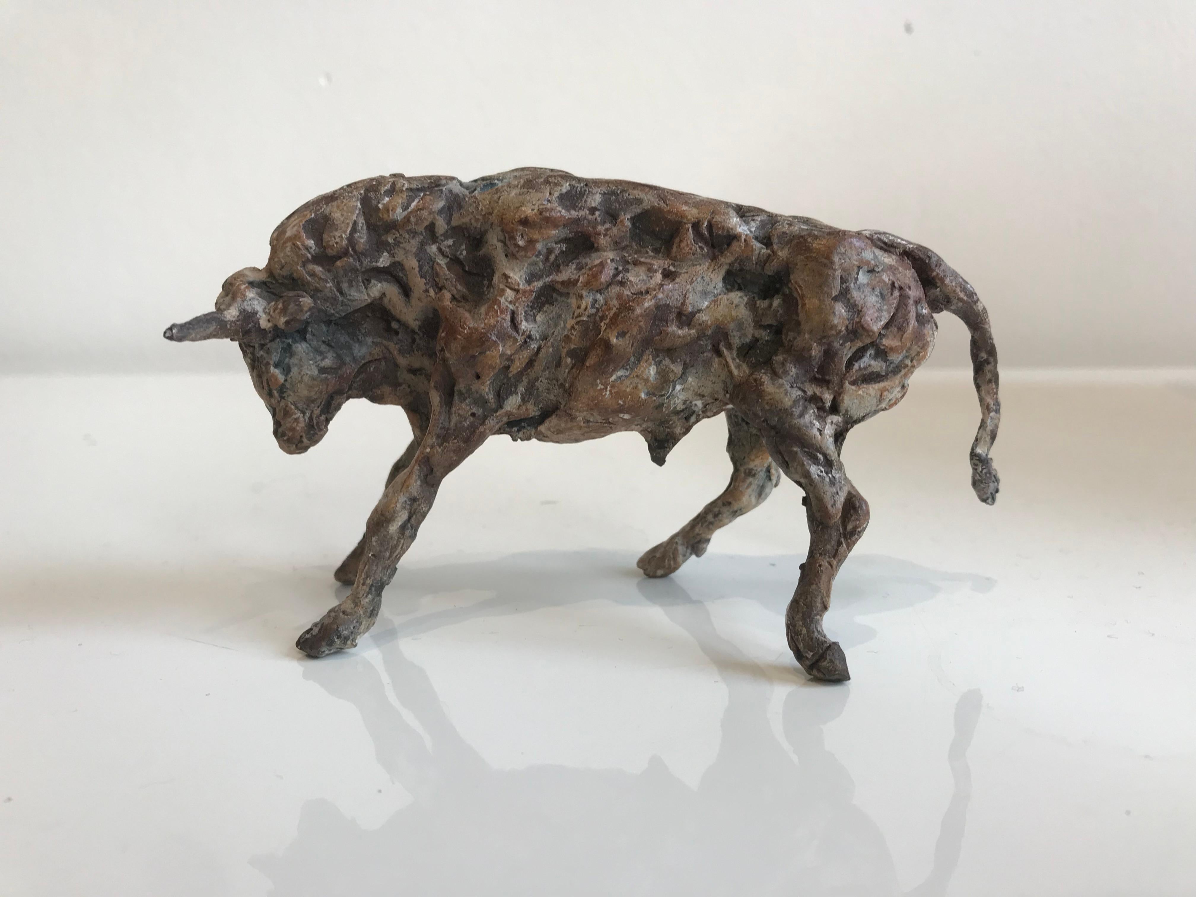 « Bull », sculpture contemporaine en bronze d'un taureau - Sculpture de Ans Zondag