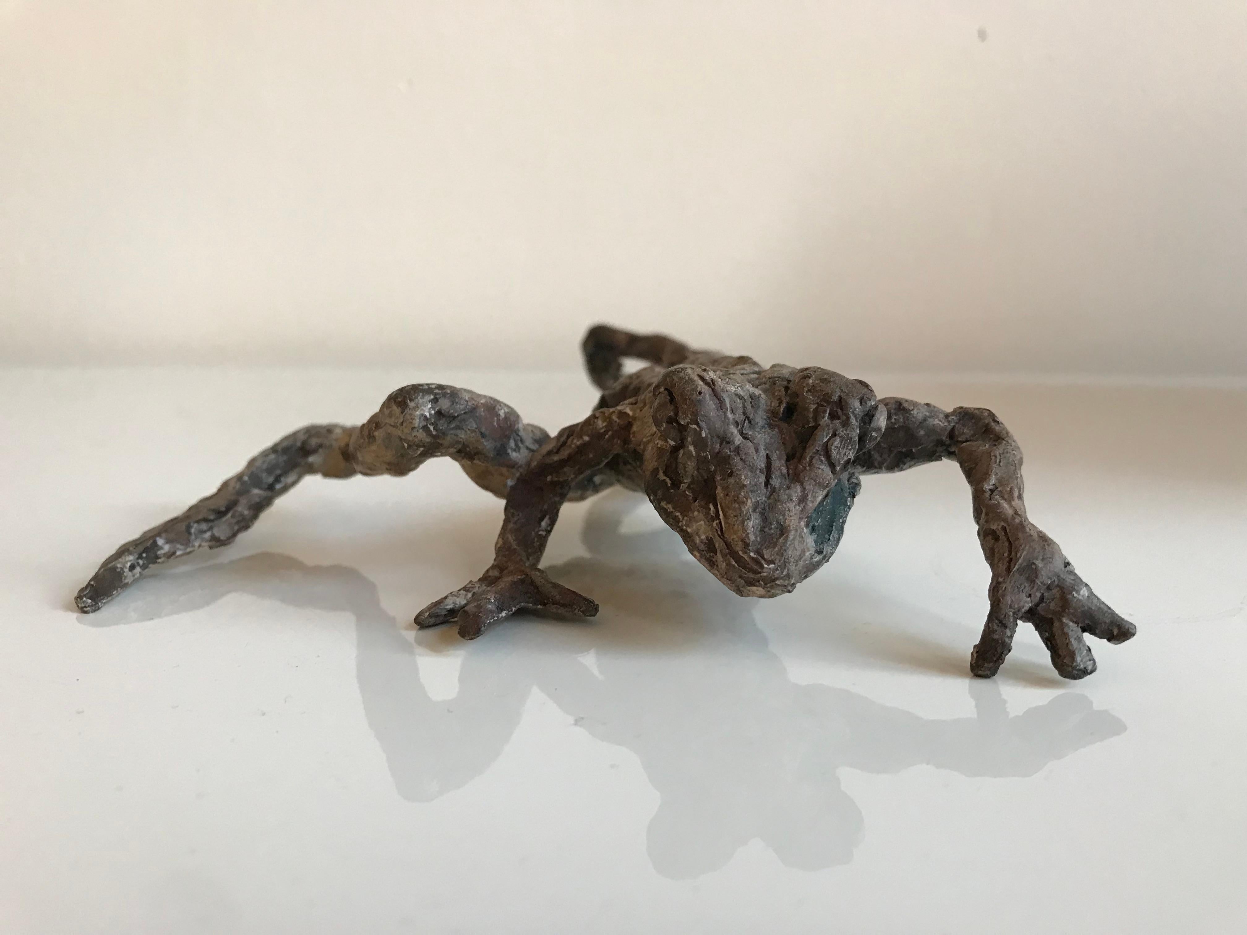 Crawling Frog'', Contemporary Bronze Sculpture Porträt eines Frosches im Angebot 3