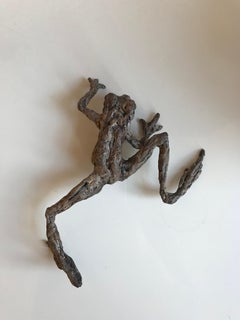 ''Grenouille rampante'', sculpture contemporaine en bronze Portrait d'une grenouille