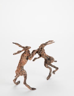 „Jousting Hares“, zeitgenössische Bronzeskulptur, Porträt von Haren im Kampf