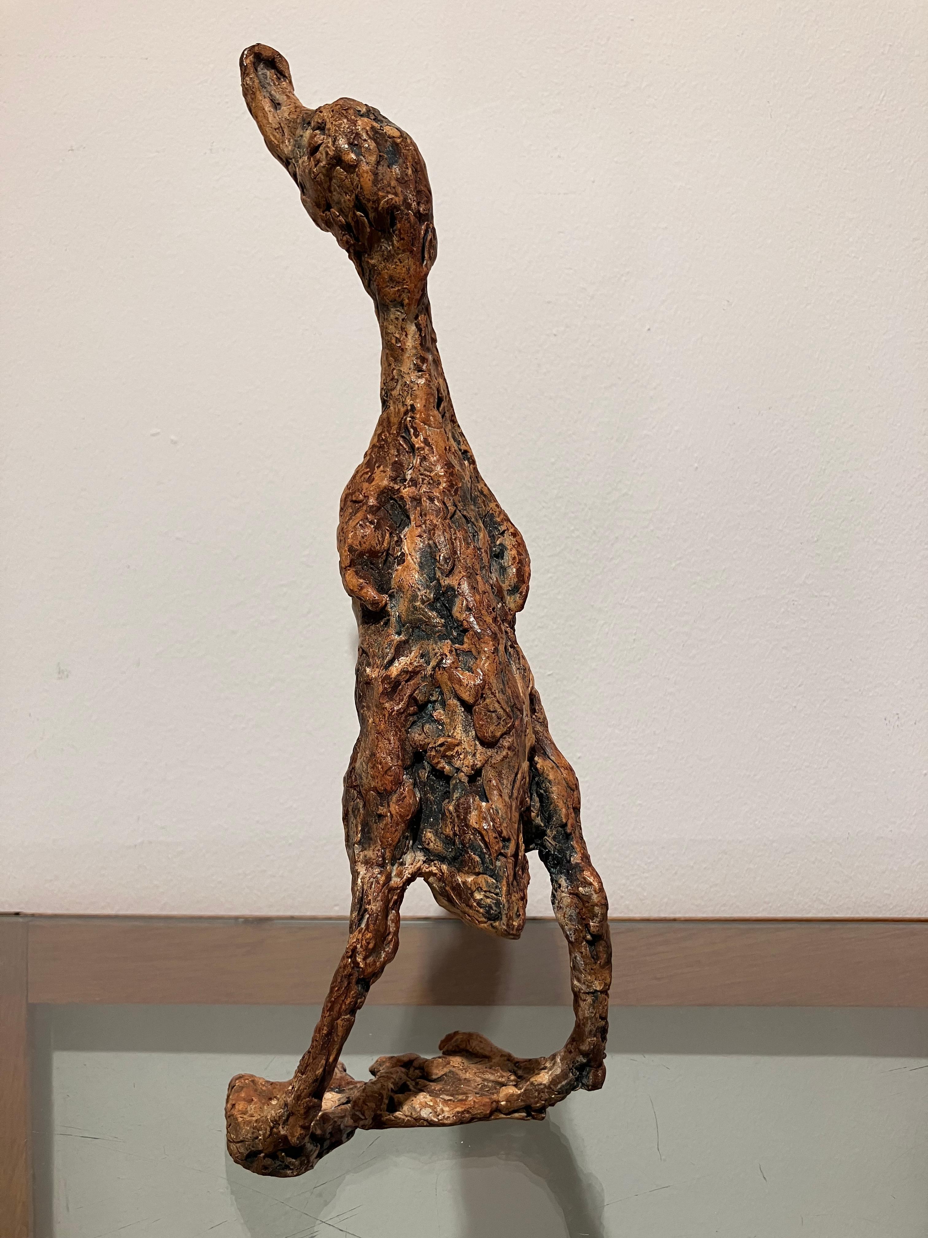 ''Kizz'', scultura contemporanea in bronzo Ritratto di un cucciolo d'anatra, marrone - Figurative Sculpture Oro di Ans Zondag