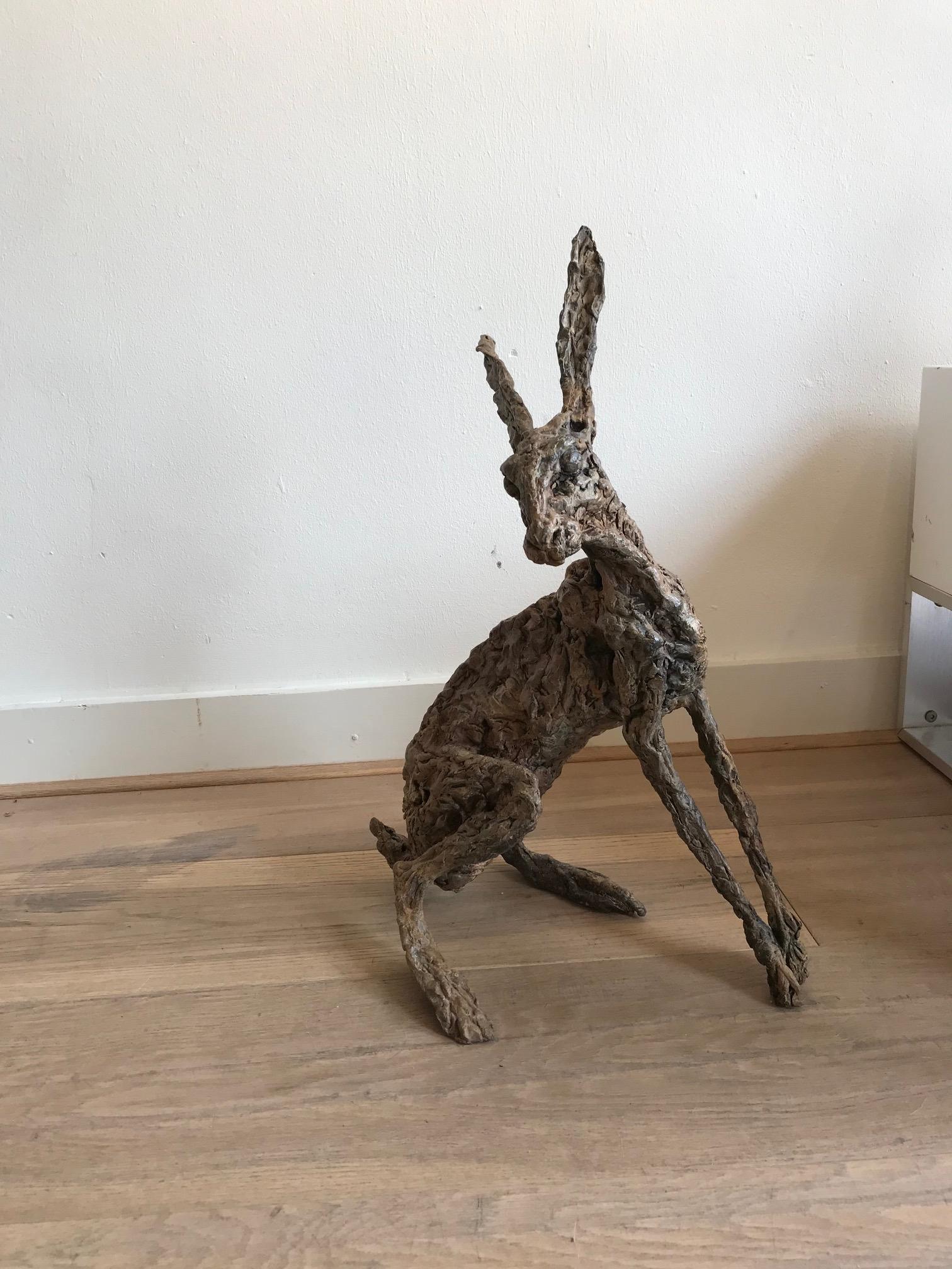 „Miss Twiggy“, zeitgenössische Bronzeskulptur-Porträt eines Hares im Angebot 7