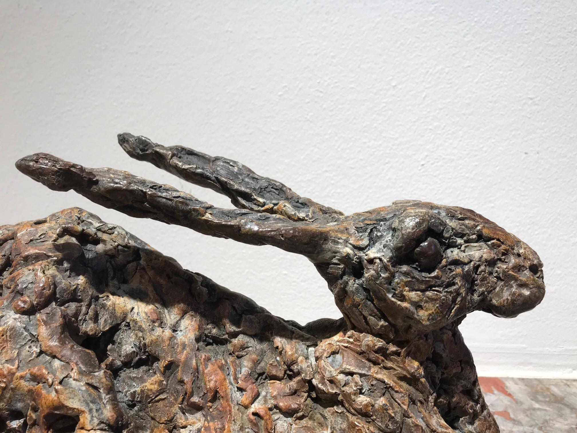 ''Stretch'', sculpture contemporaine en bronze Portrait d'un lièvre - Sculpture de Ans Zondag