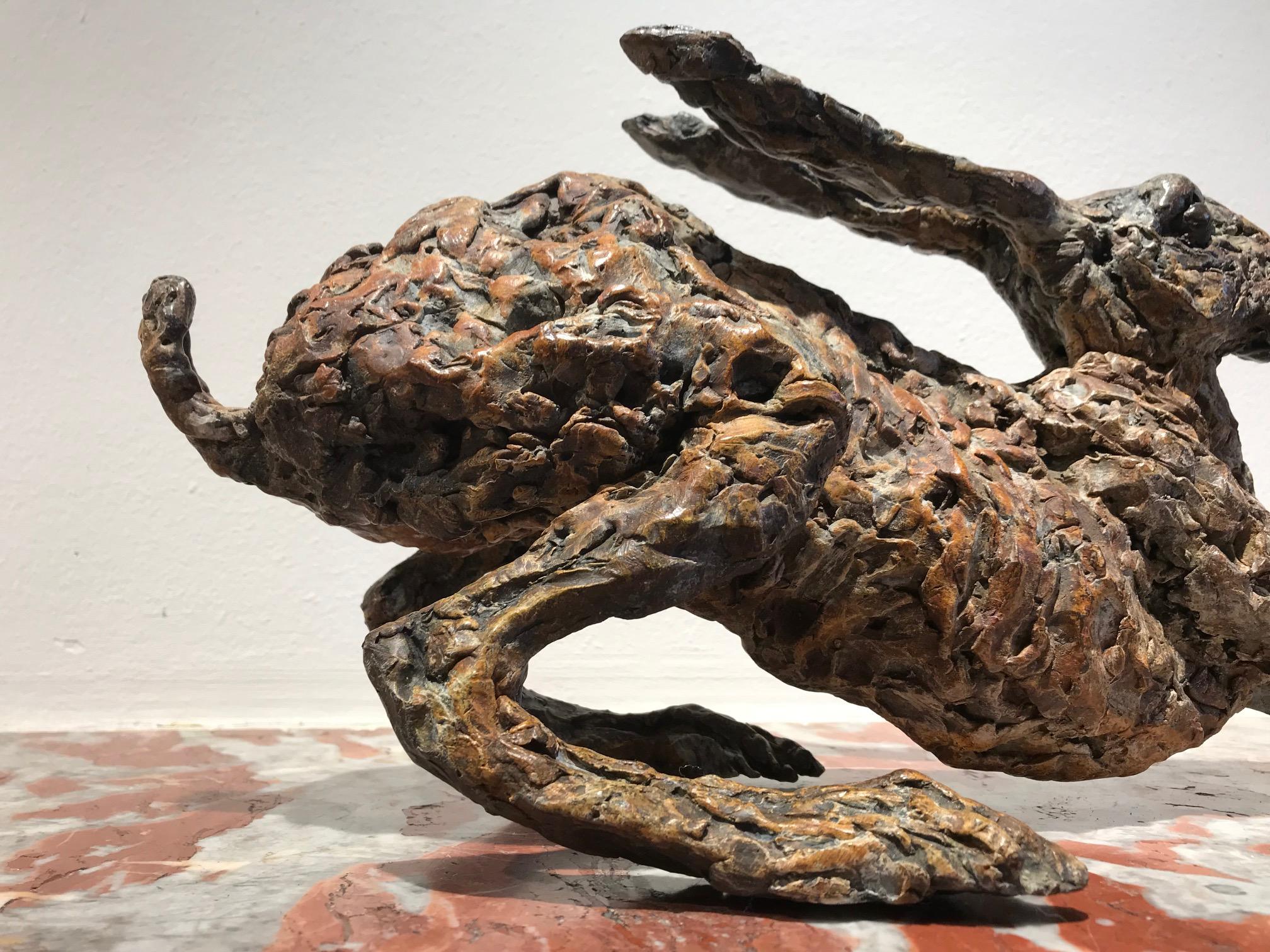 ''Stretch'', sculpture contemporaine en bronze Portrait d'un lièvre - Contemporain Sculpture par Ans Zondag