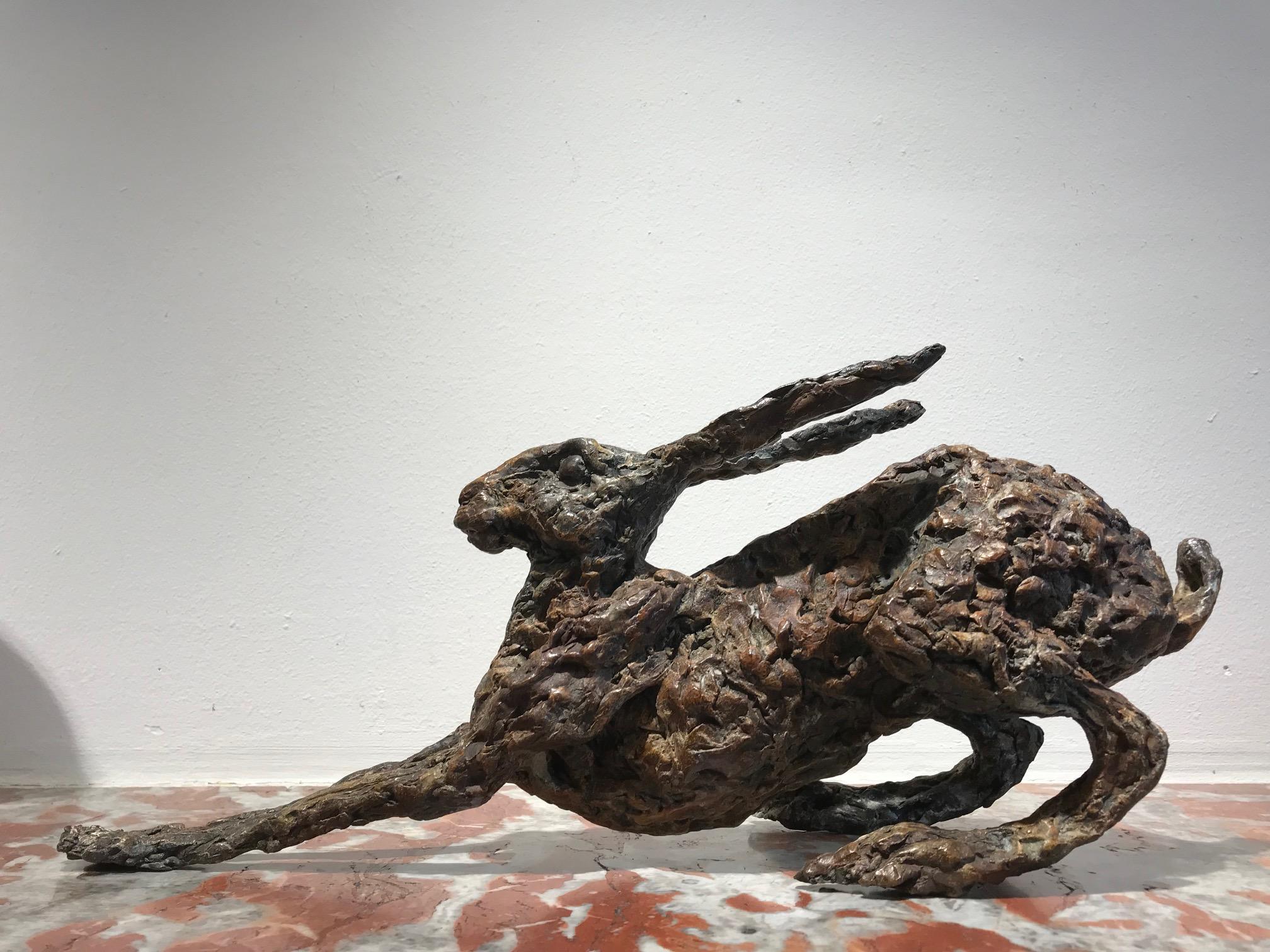Estiramiento'', Escultura contemporánea de bronce Retrato de una liebre en venta 1