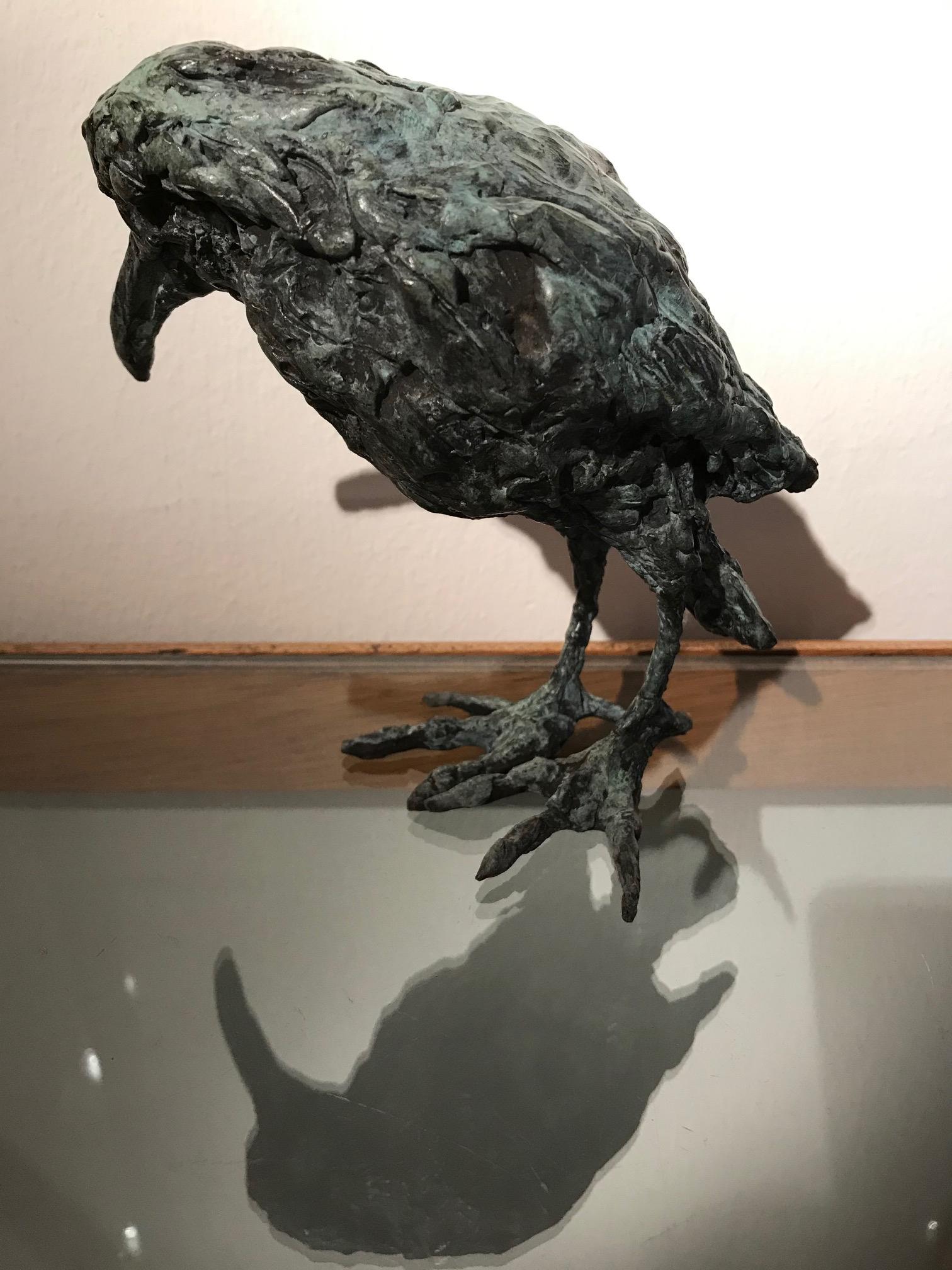 ''Unlucky Bird'', Sculpture contemporaine en bronze Portrait d'un oiseau en vente 4