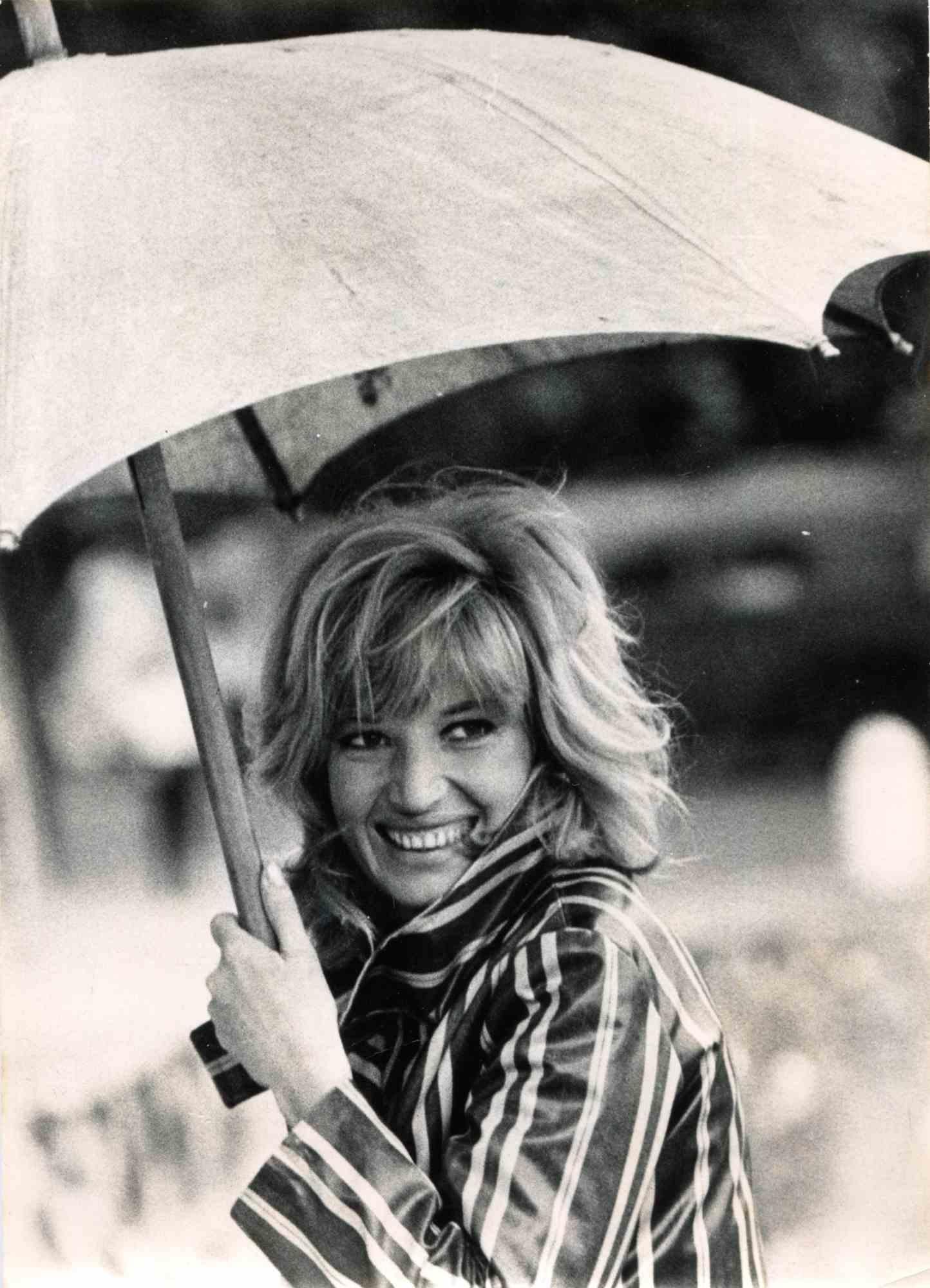 Portrait of Monica Vitti is a vintage b/w photograph realized by Agenzia ANSA in 1970s. Guter Zustand.

Monica Vitti is born in Rome on November 3, 1931. Admitted in 1950 to the Academy of Dramatic Art (where she will return in 1986 as a teacher),
